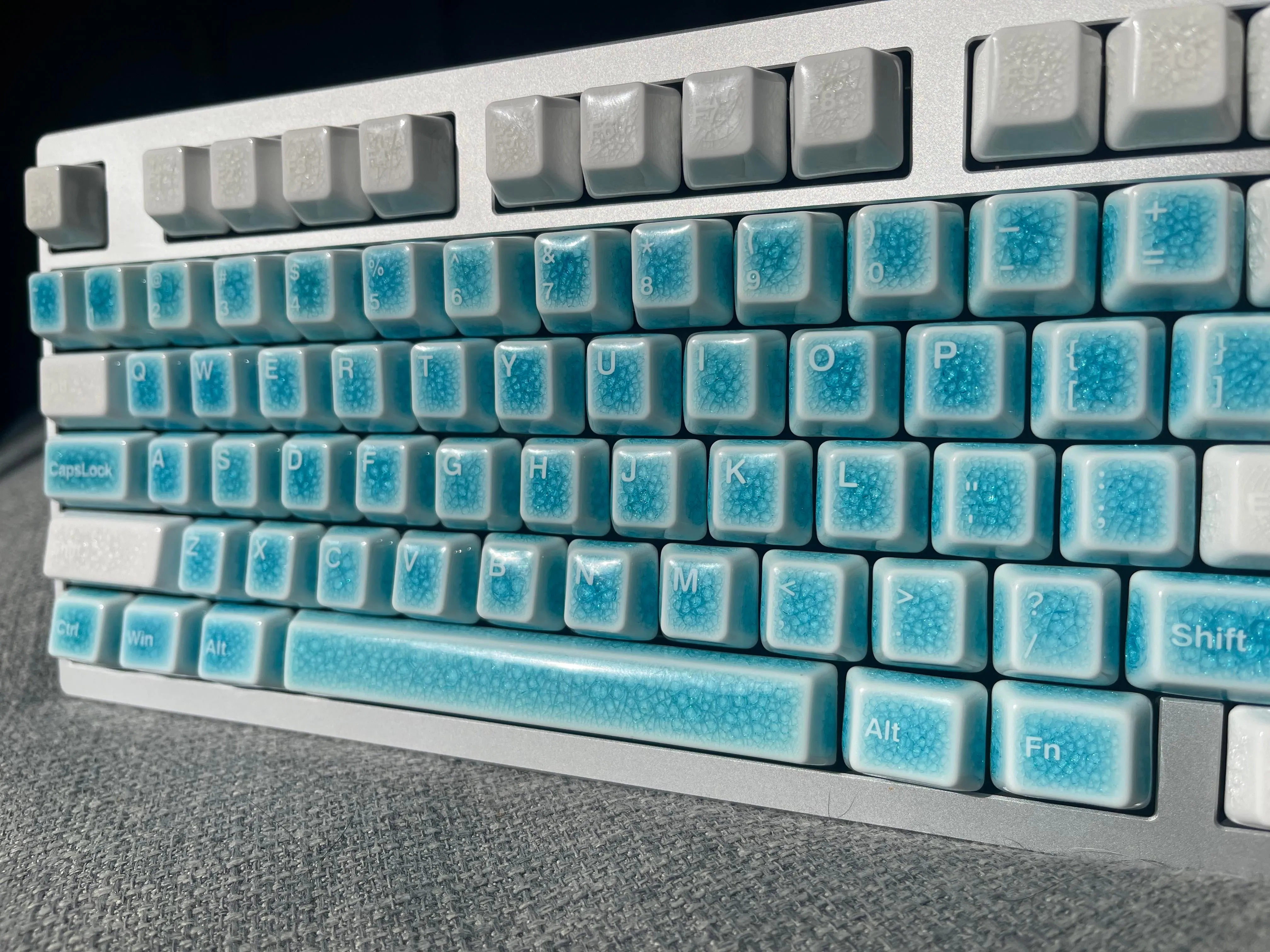 キーボードの側面とキーキャップのプロファイル