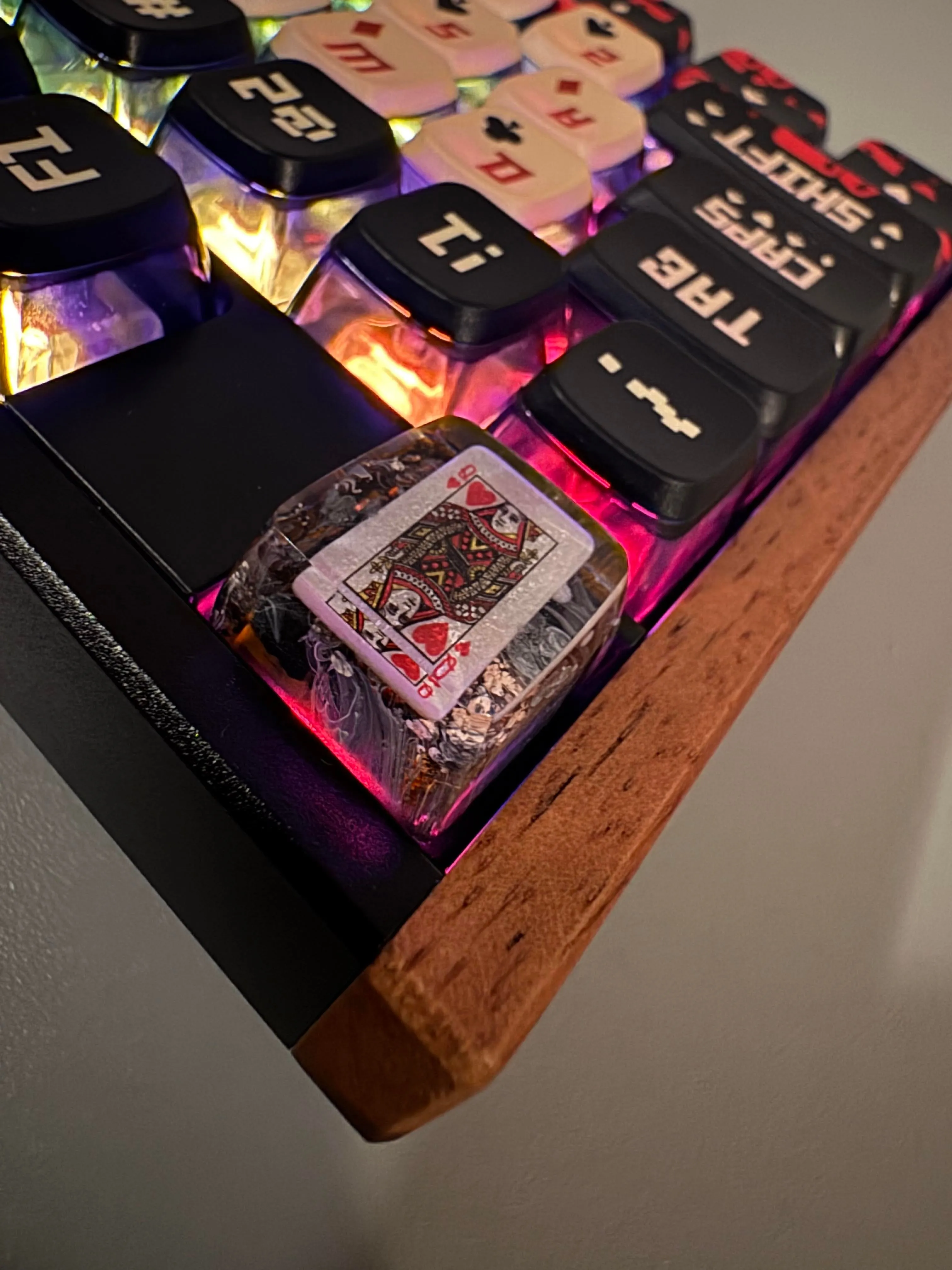 トランプ柄のキーキャップとハートの女王Escキー