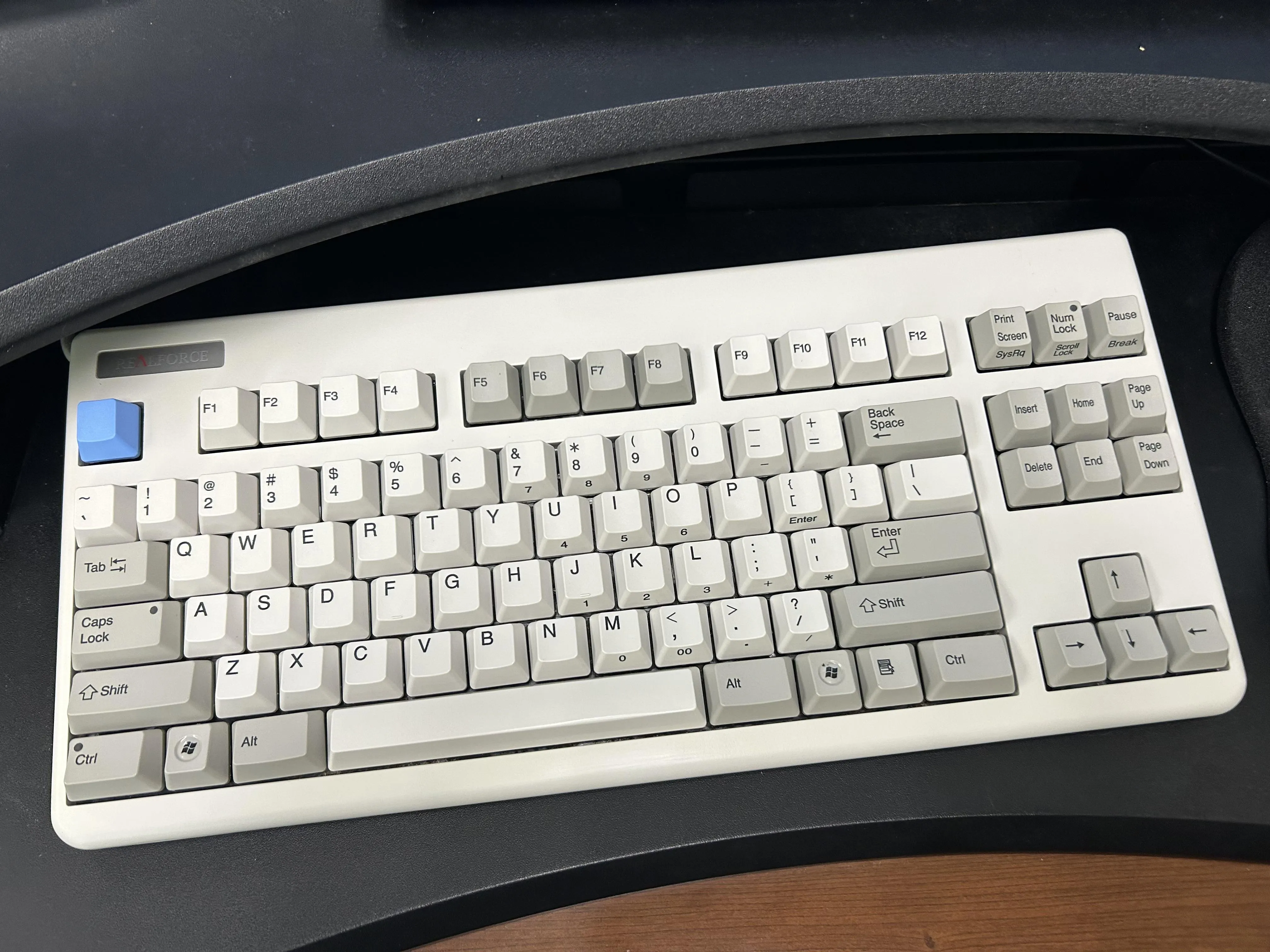美しく清掃されたRealforce 87UW55