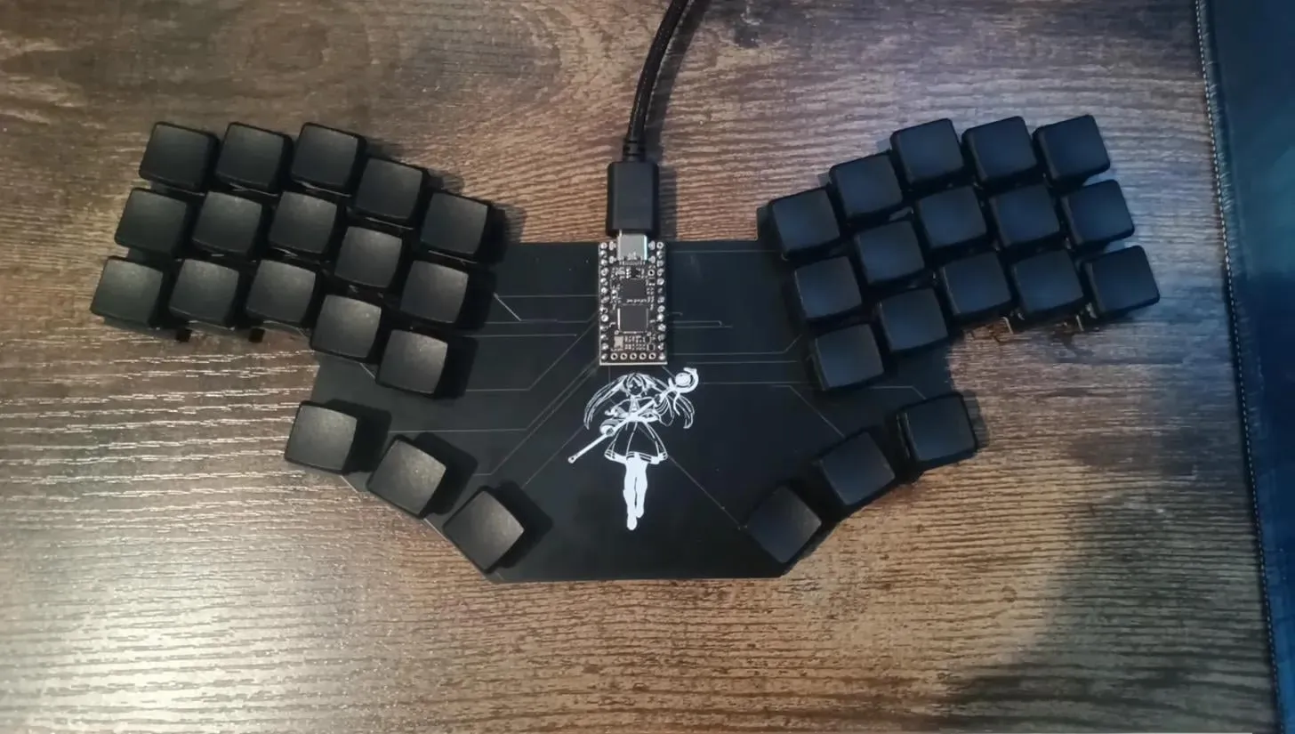 基板の背面と配線