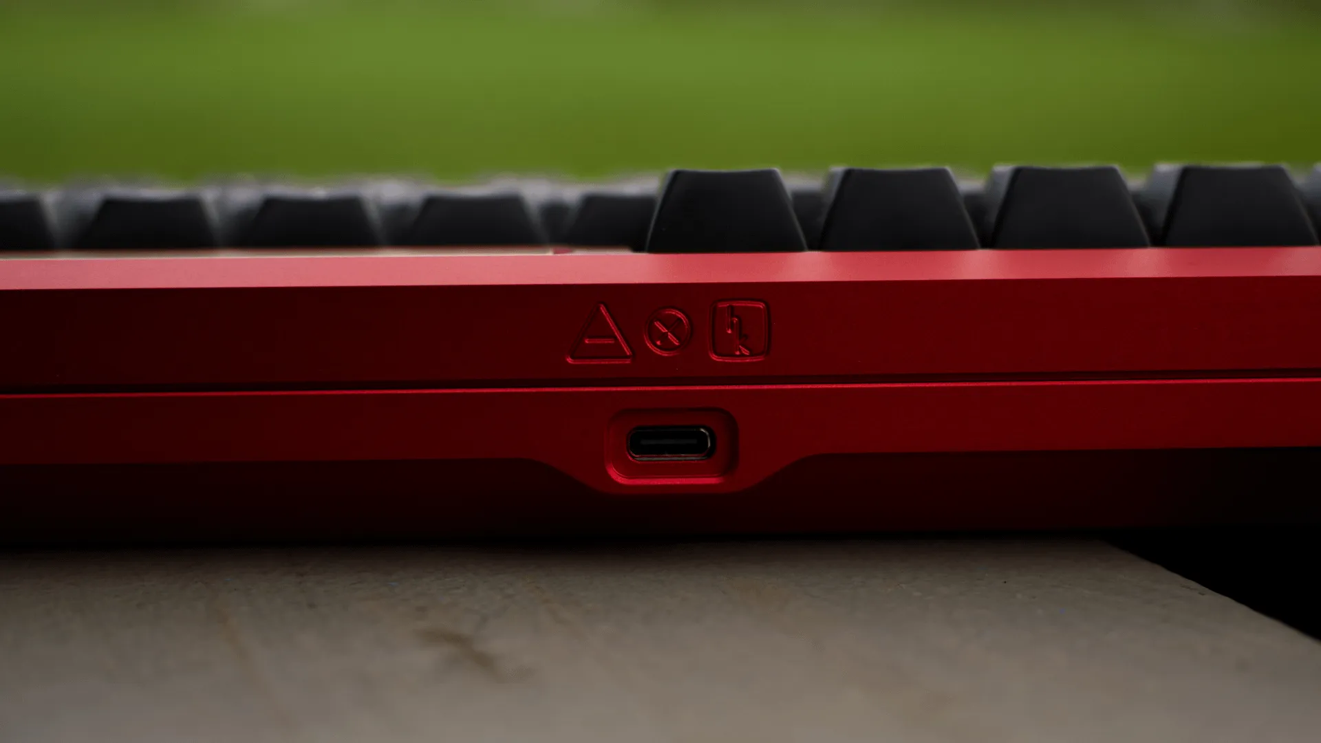 真鍮製バッジのディテール