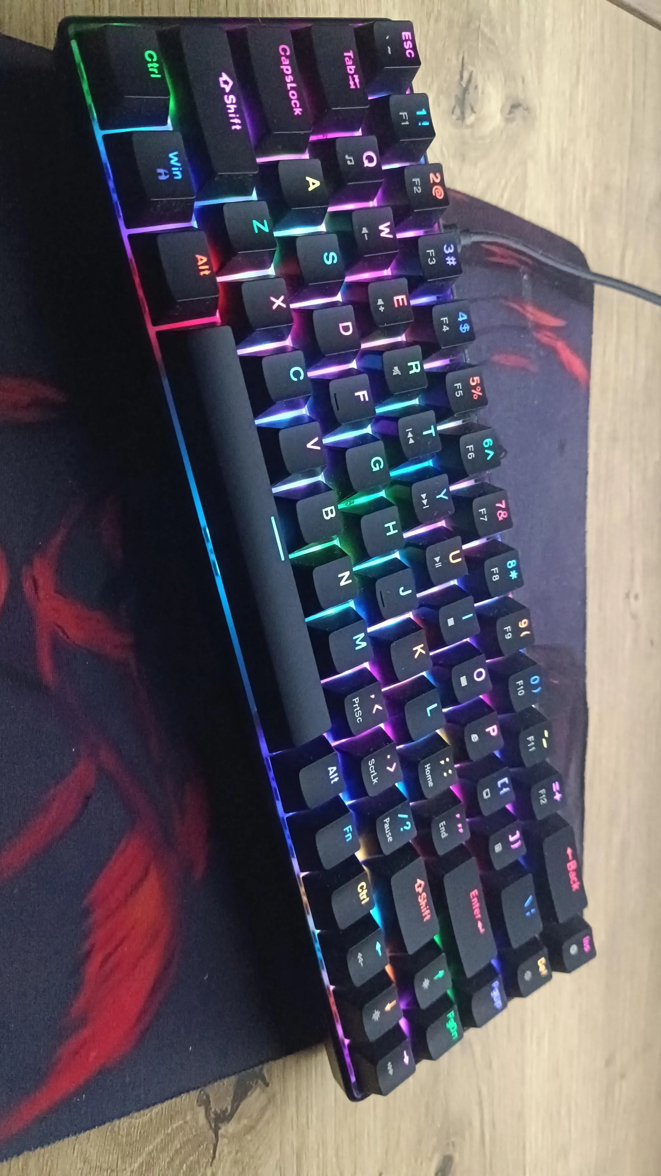 デスク上で美しく光るバックライト