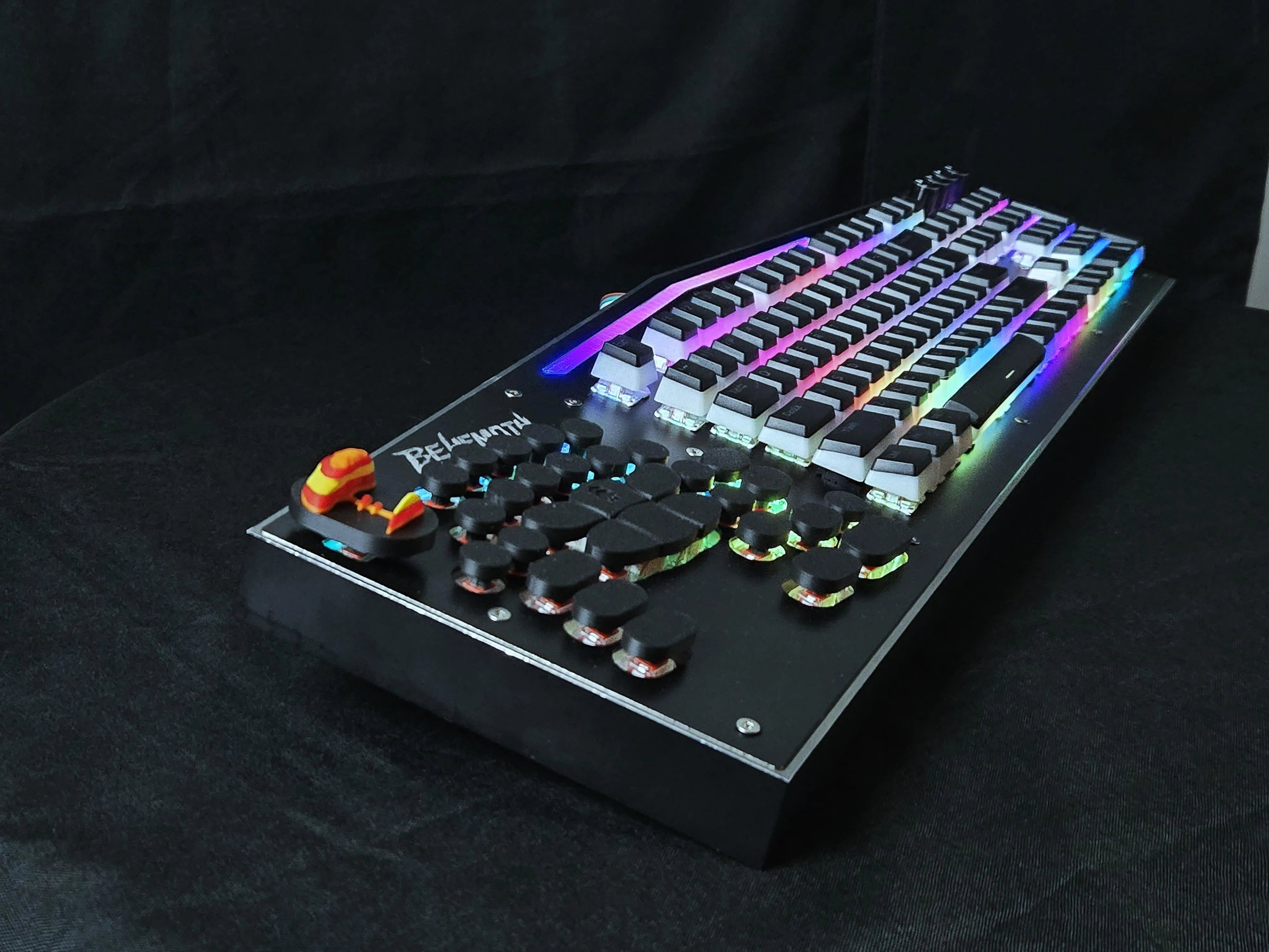 重厚なアルミ筐体の質感