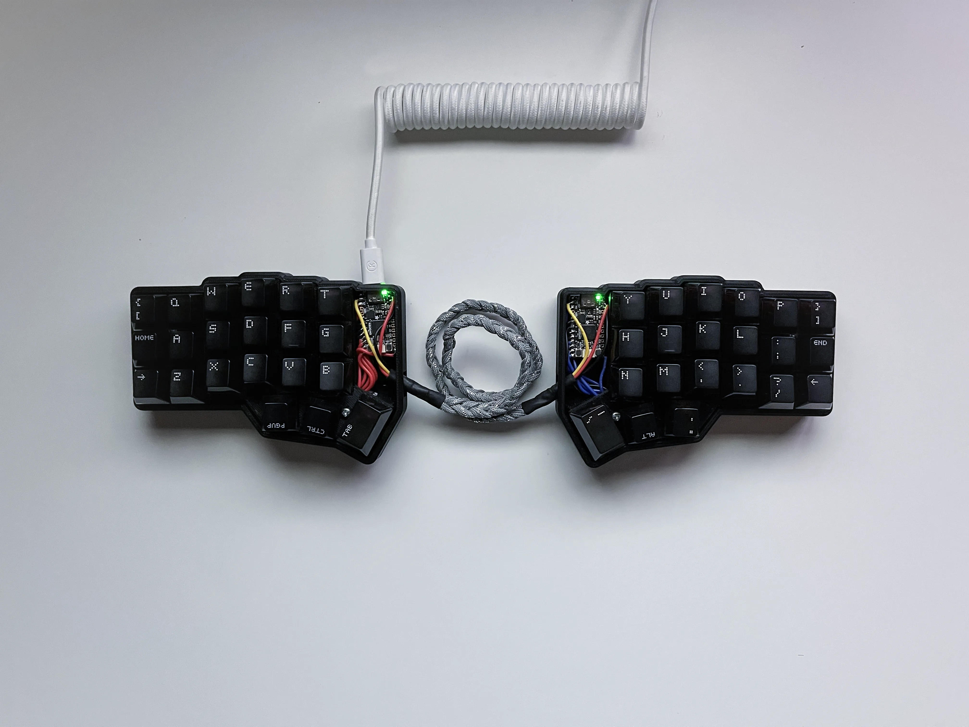 完成したエルゴノミクスキーボード