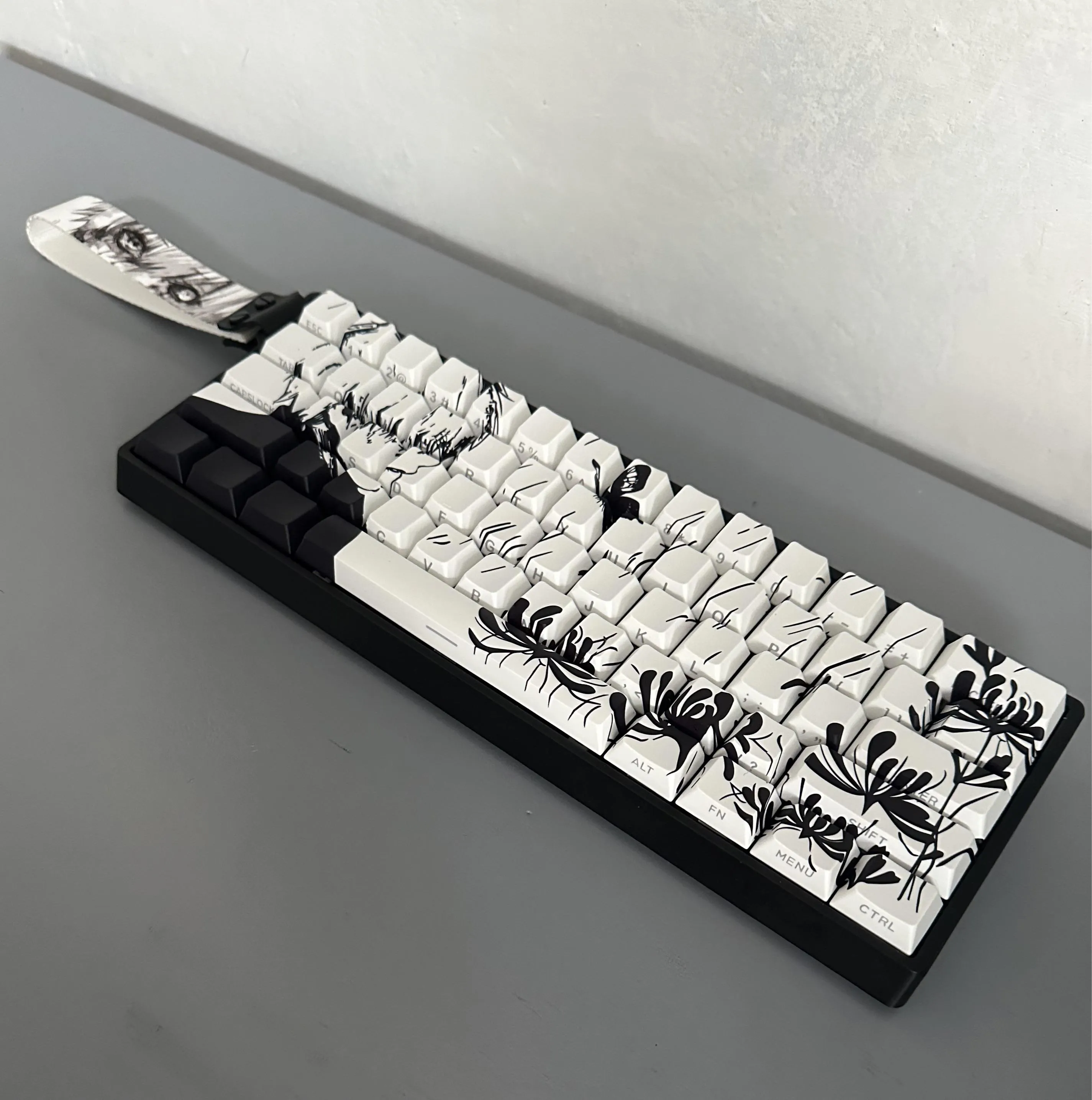 カスタムキーキャップを装着したAula WIN60HE MAX