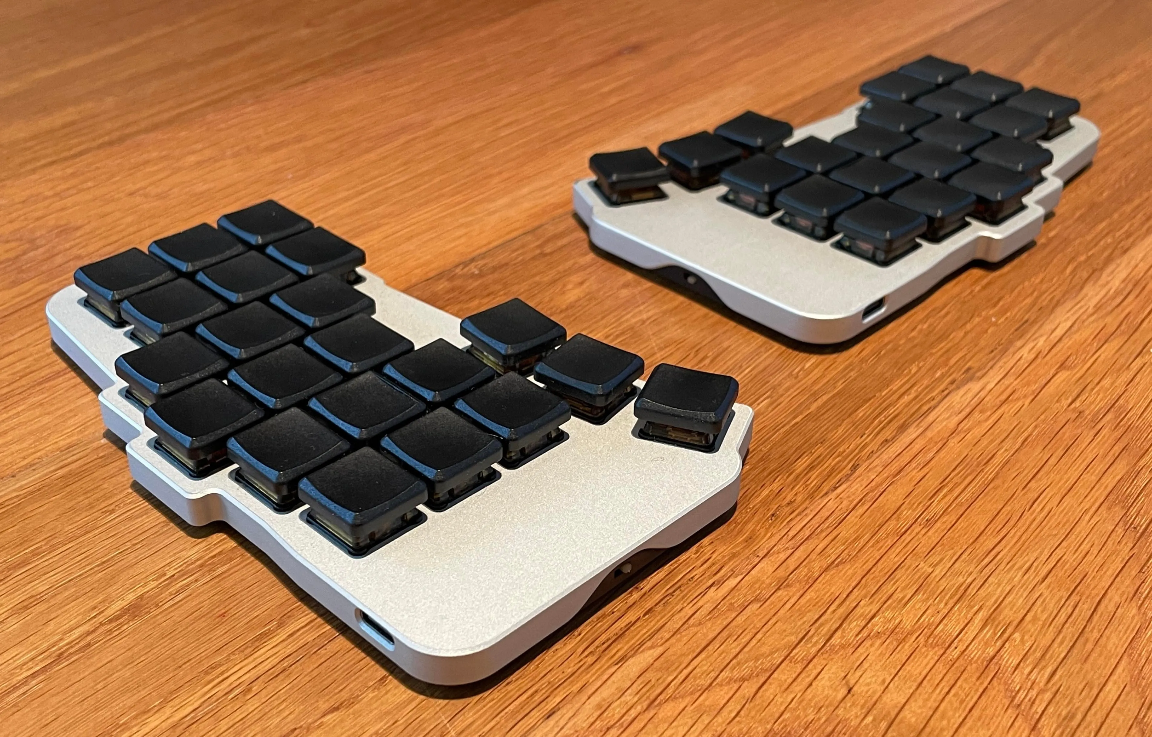 アルミケースの質感が際立つ外観