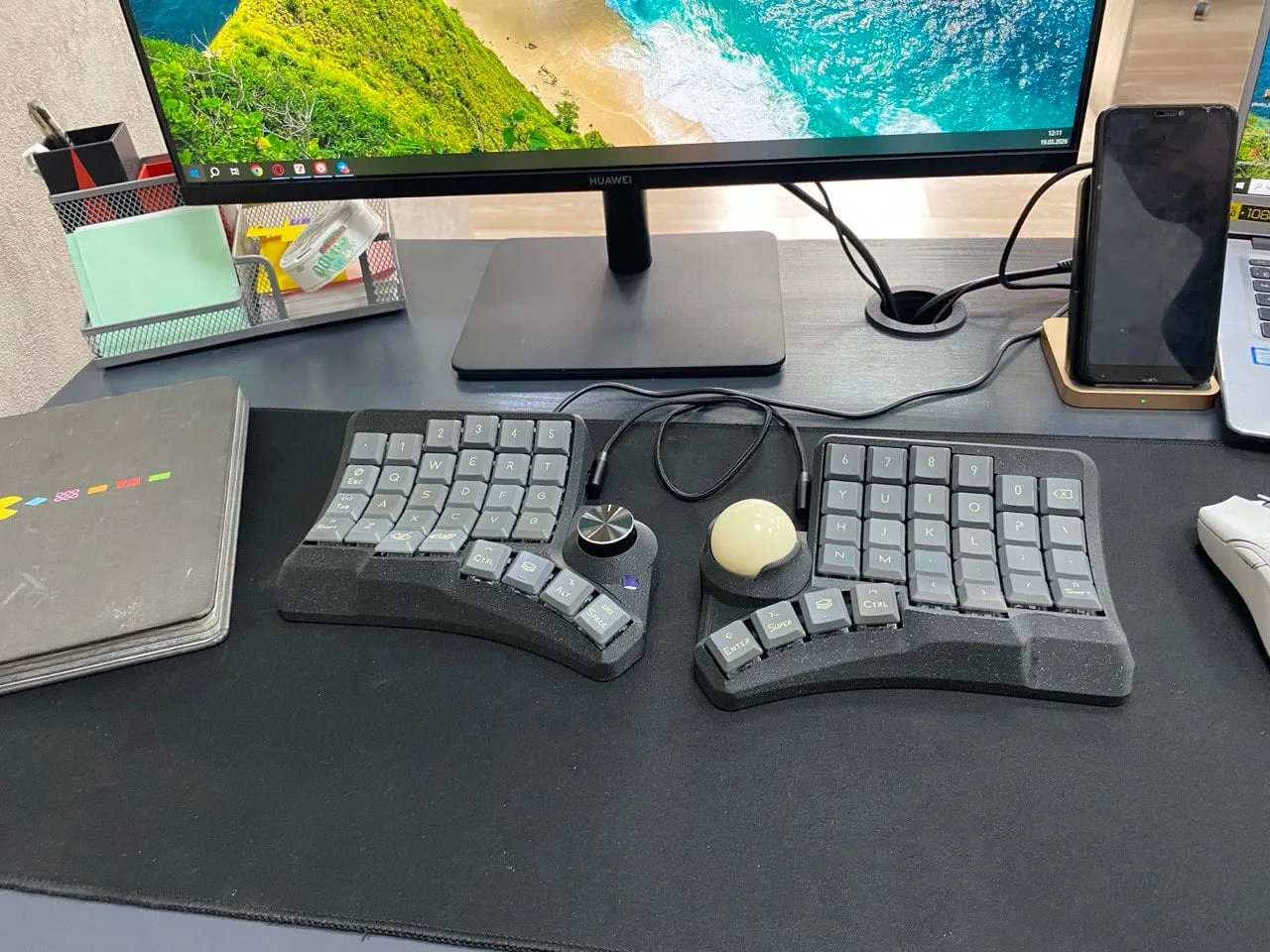 トラックボールを搭載した分割型キーボード