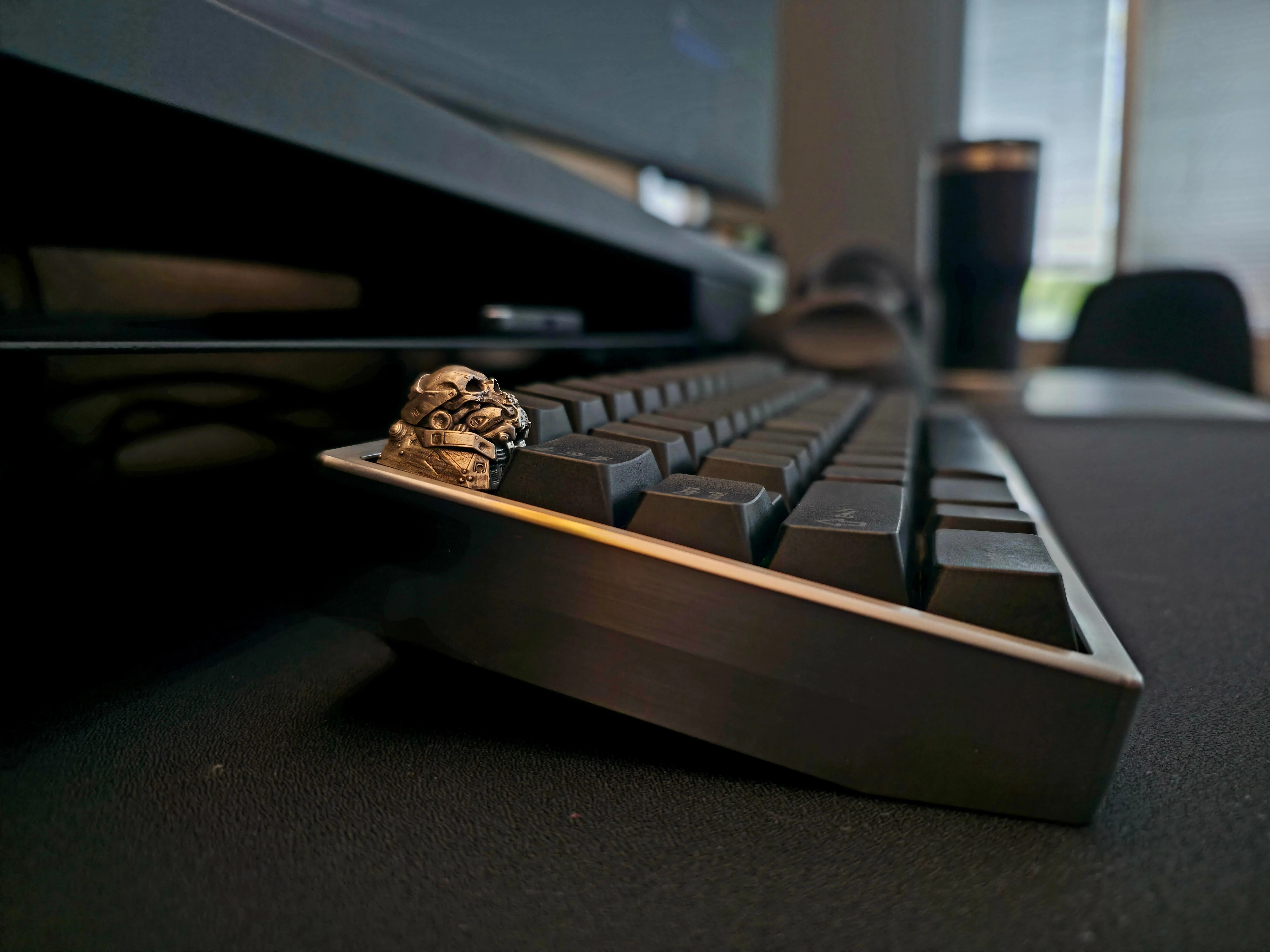 ケース背面とカッパーウェイトのディテール