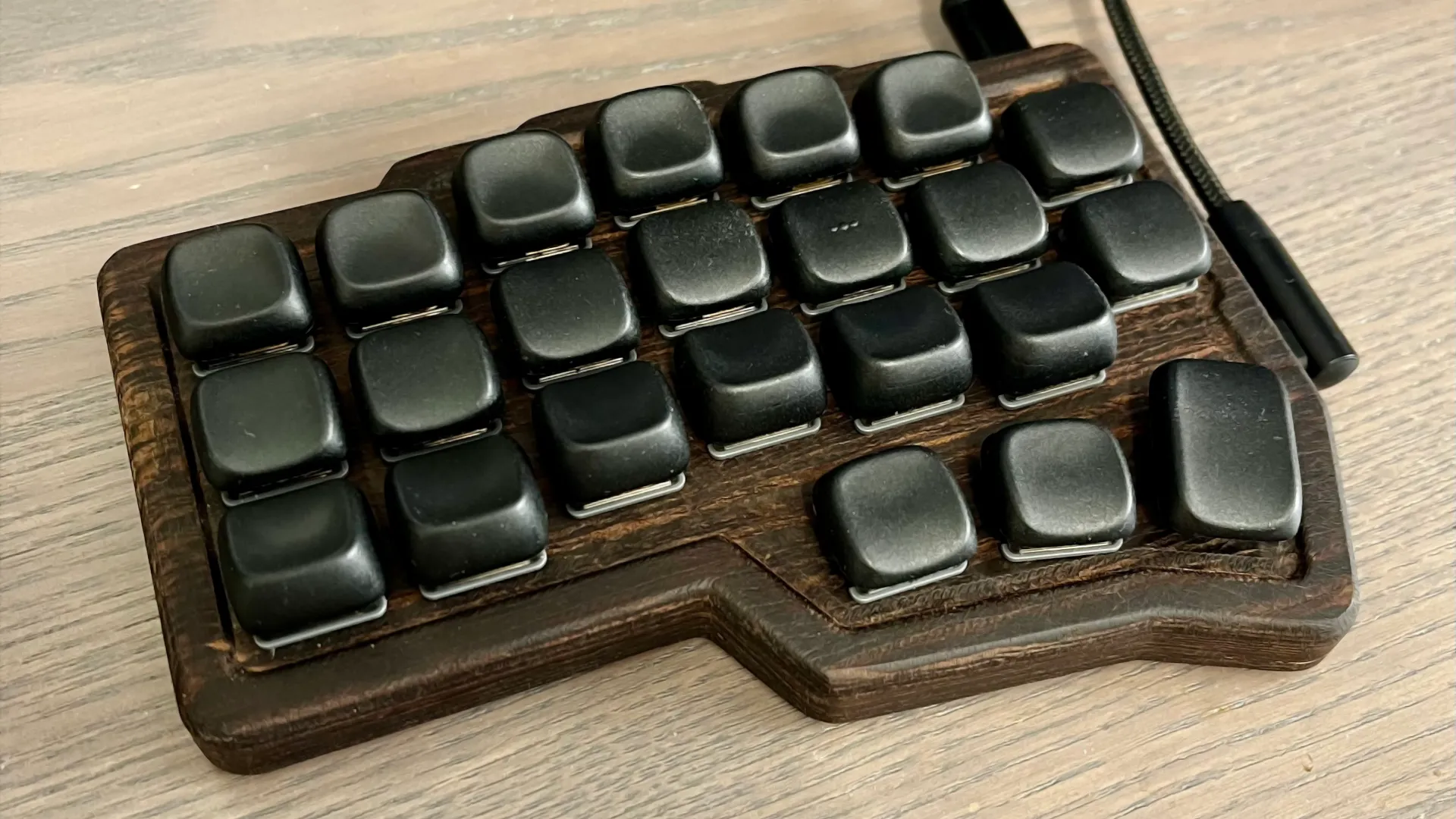 Wengeウッドケースを採用したCorneキーボード