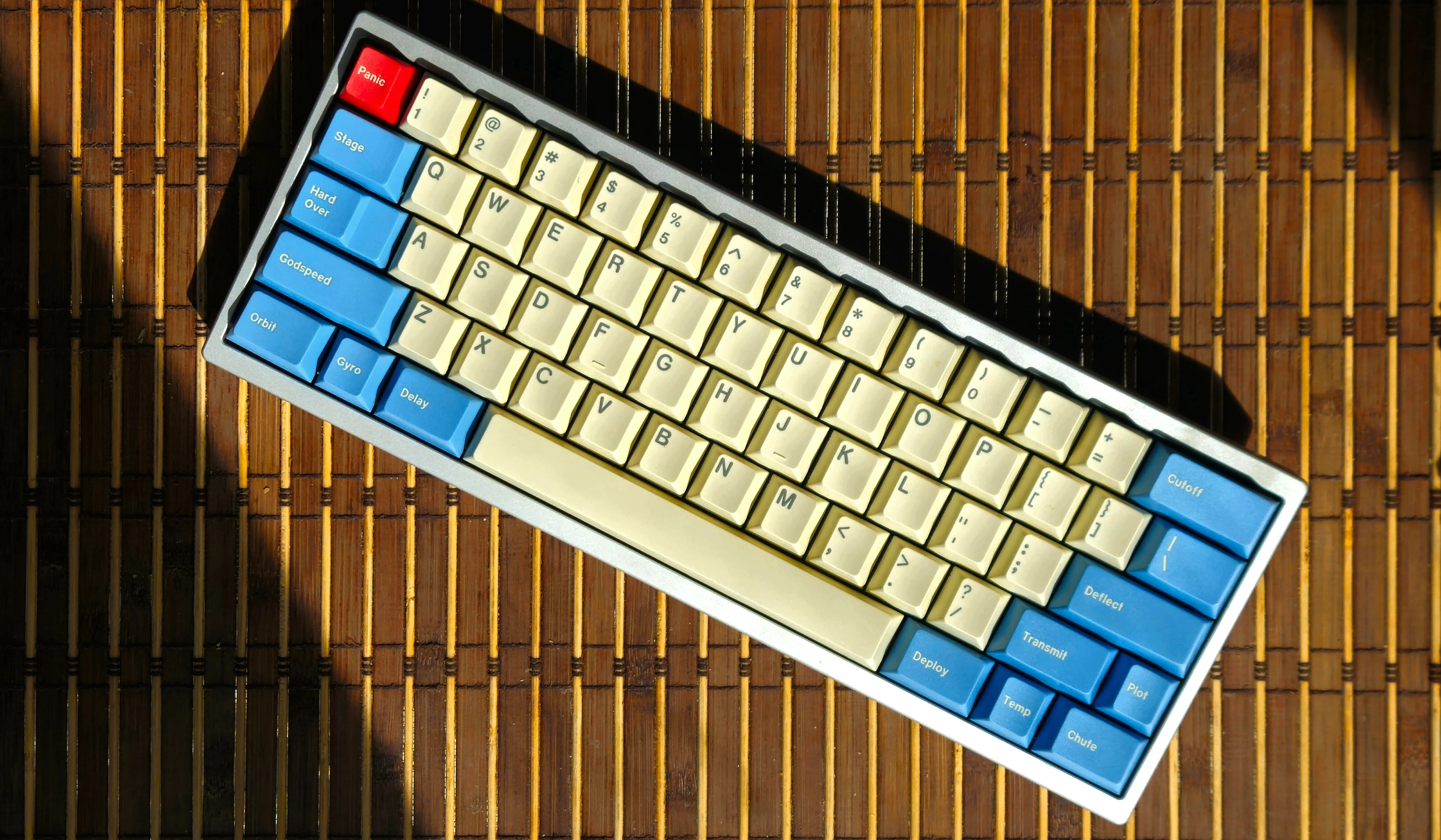 シルバーのKalam UnikornとGMK Godspeedの組み合わせ