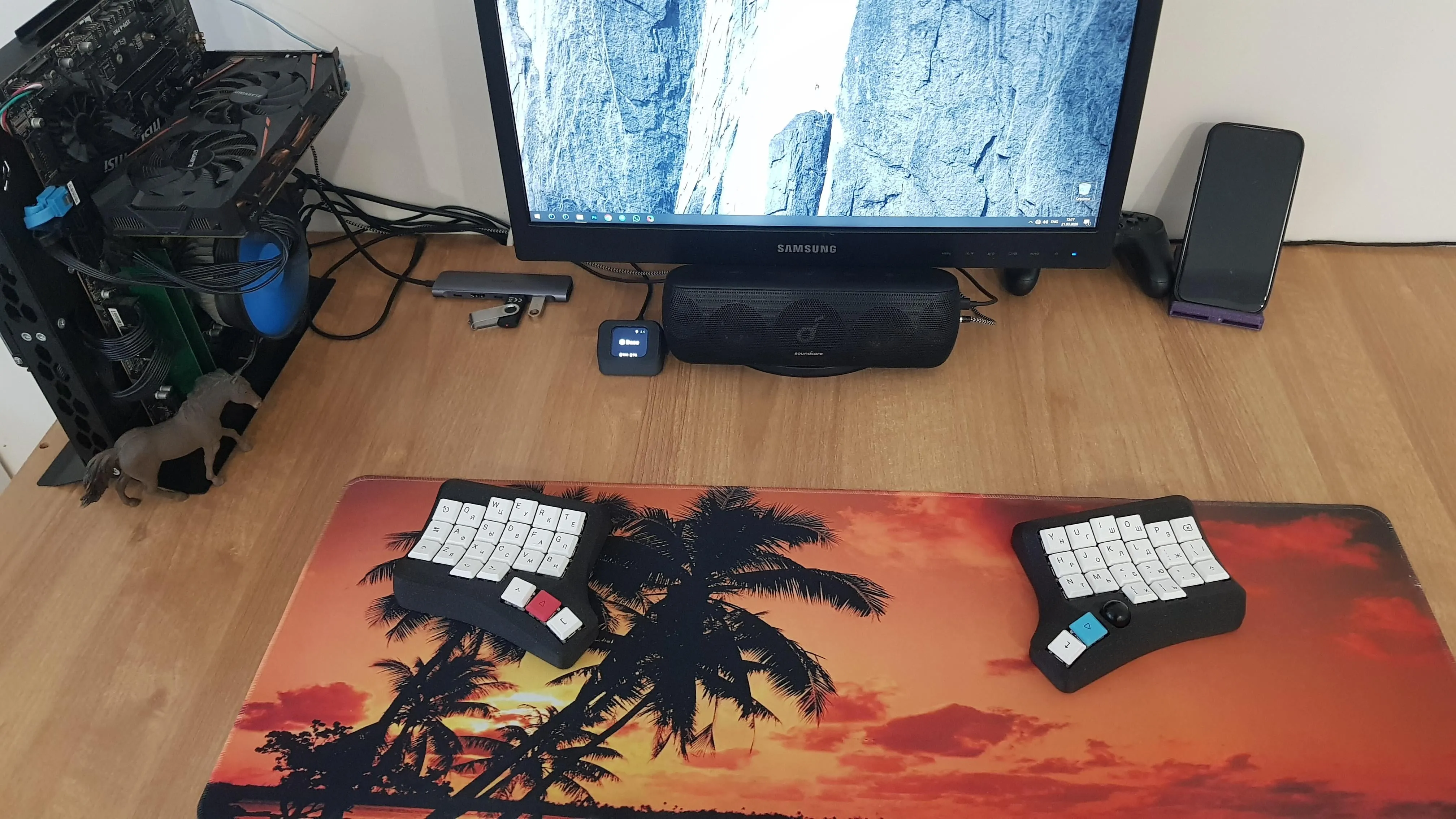 新しく導入されたトラックボール付き分割キーボード