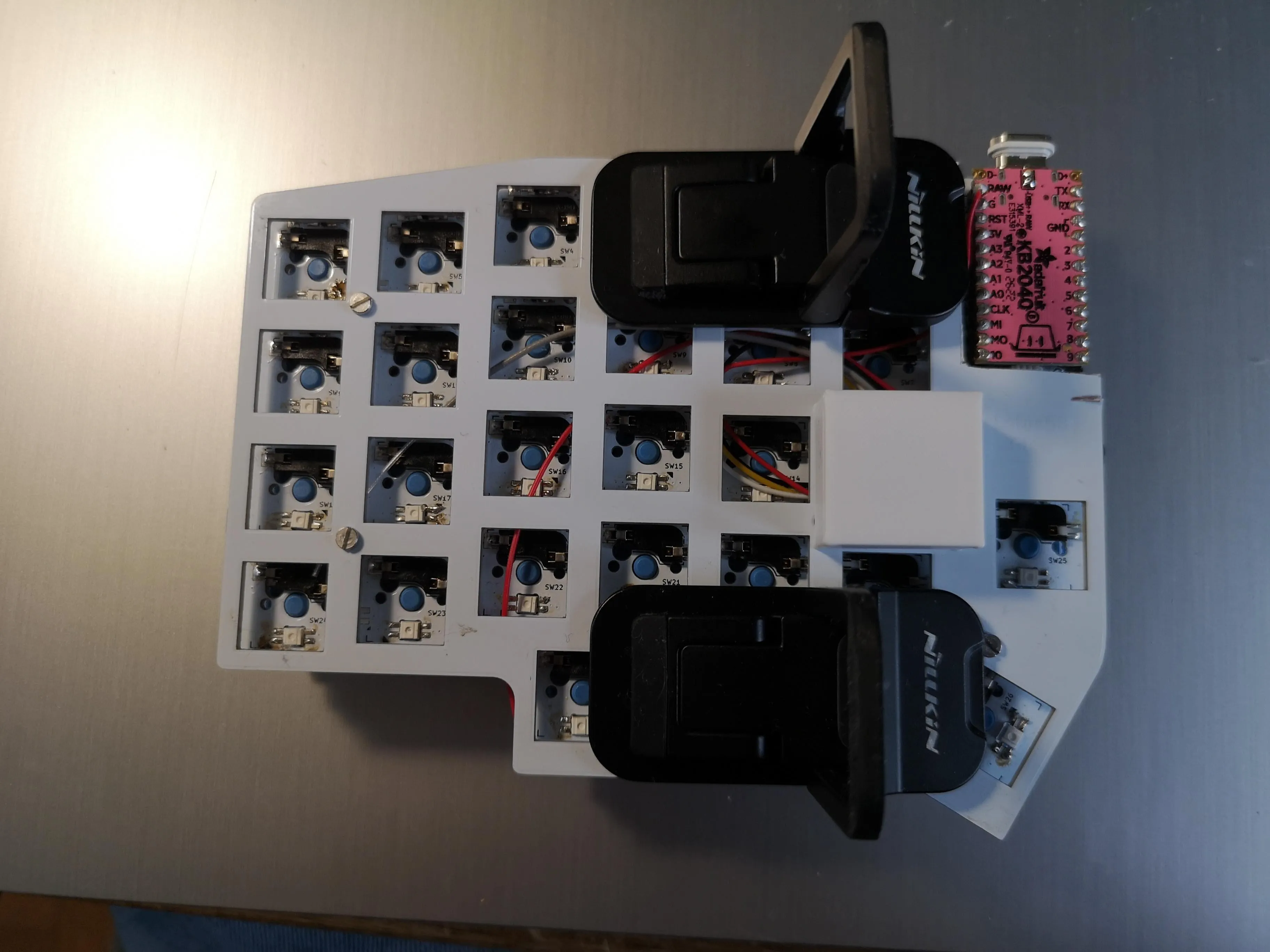 キーボード底面に配置されたESP32と3Dプリントケース