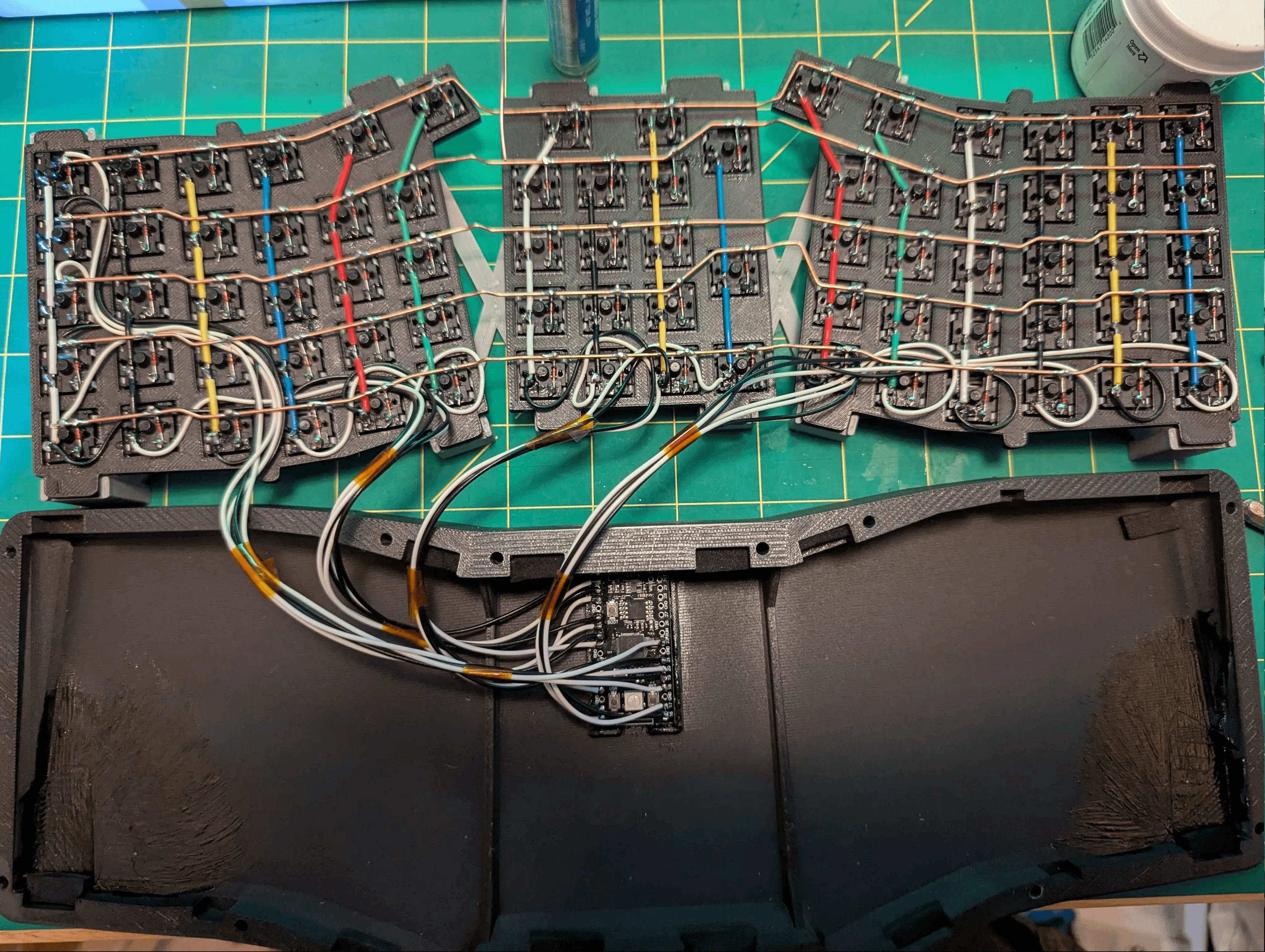 内部の手配線の様子