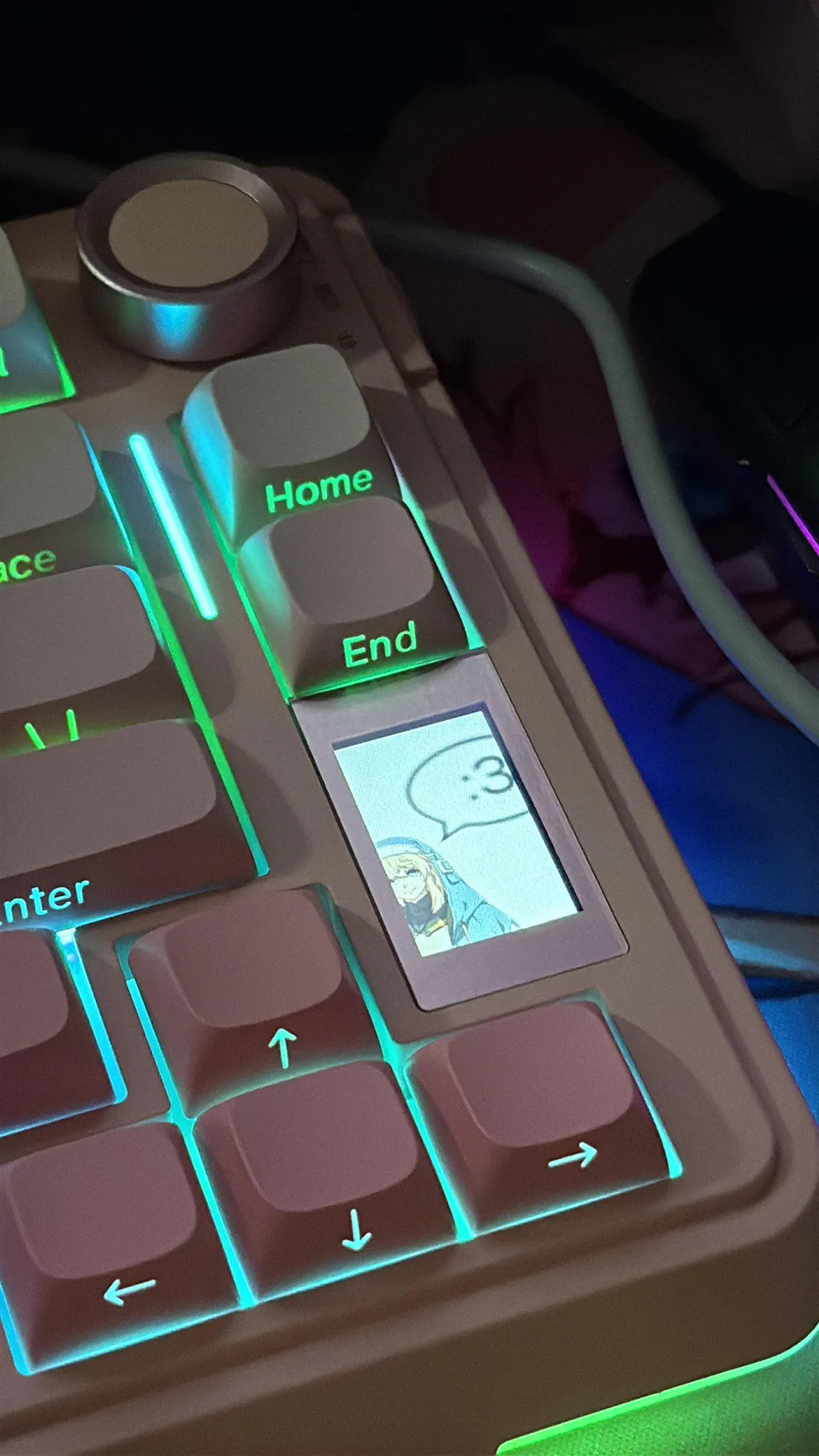 Redditで投稿された液晶ディスプレイ搭載キーボードのイメージ