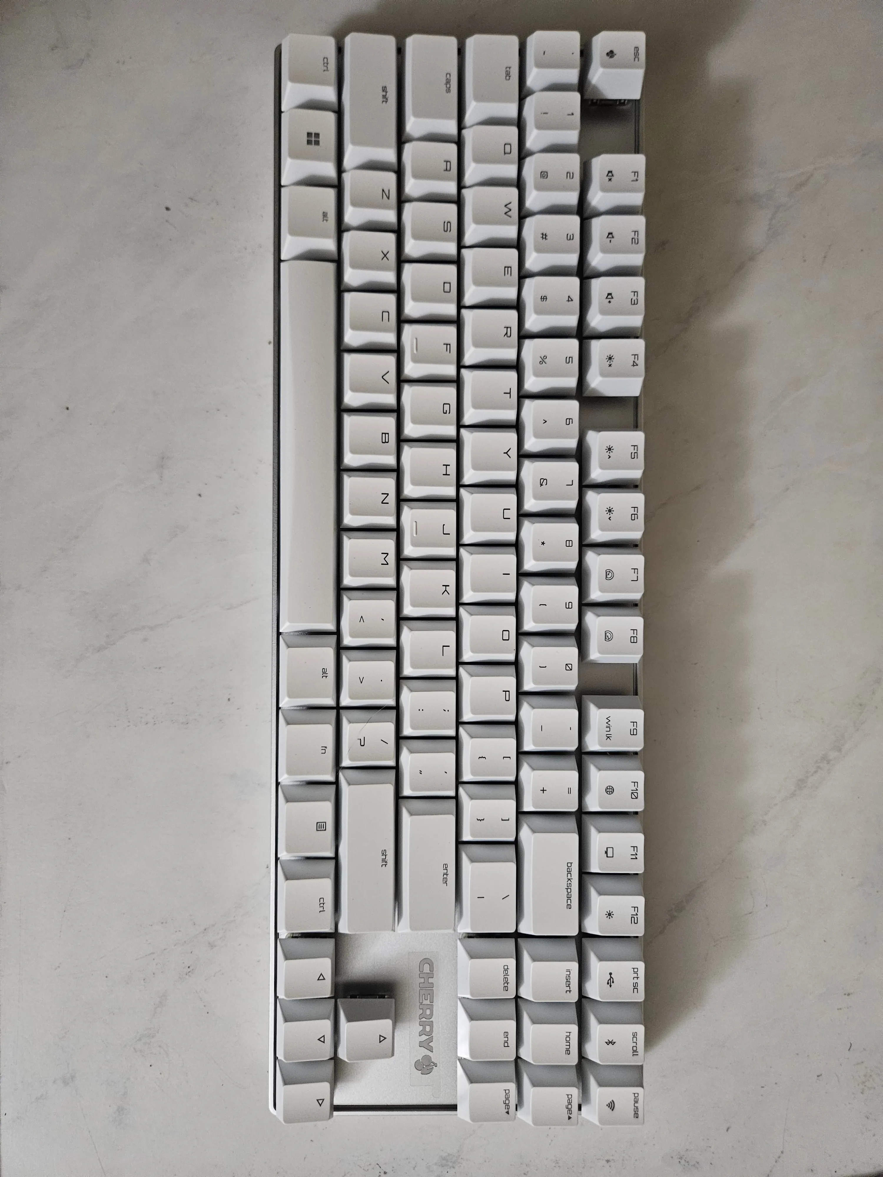 付属の金属製ケースと本体