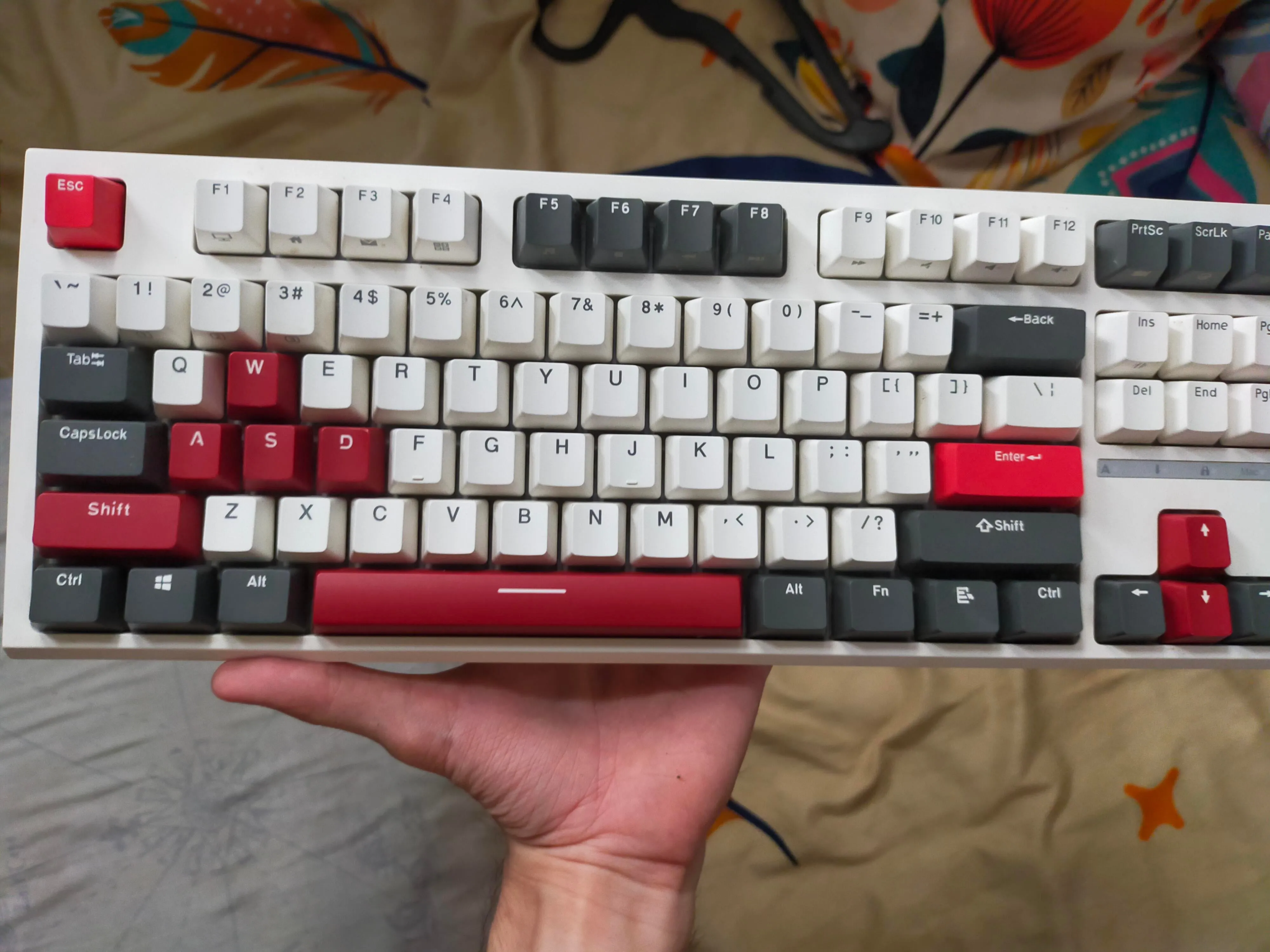 清掃後の美しいTKLキーボード