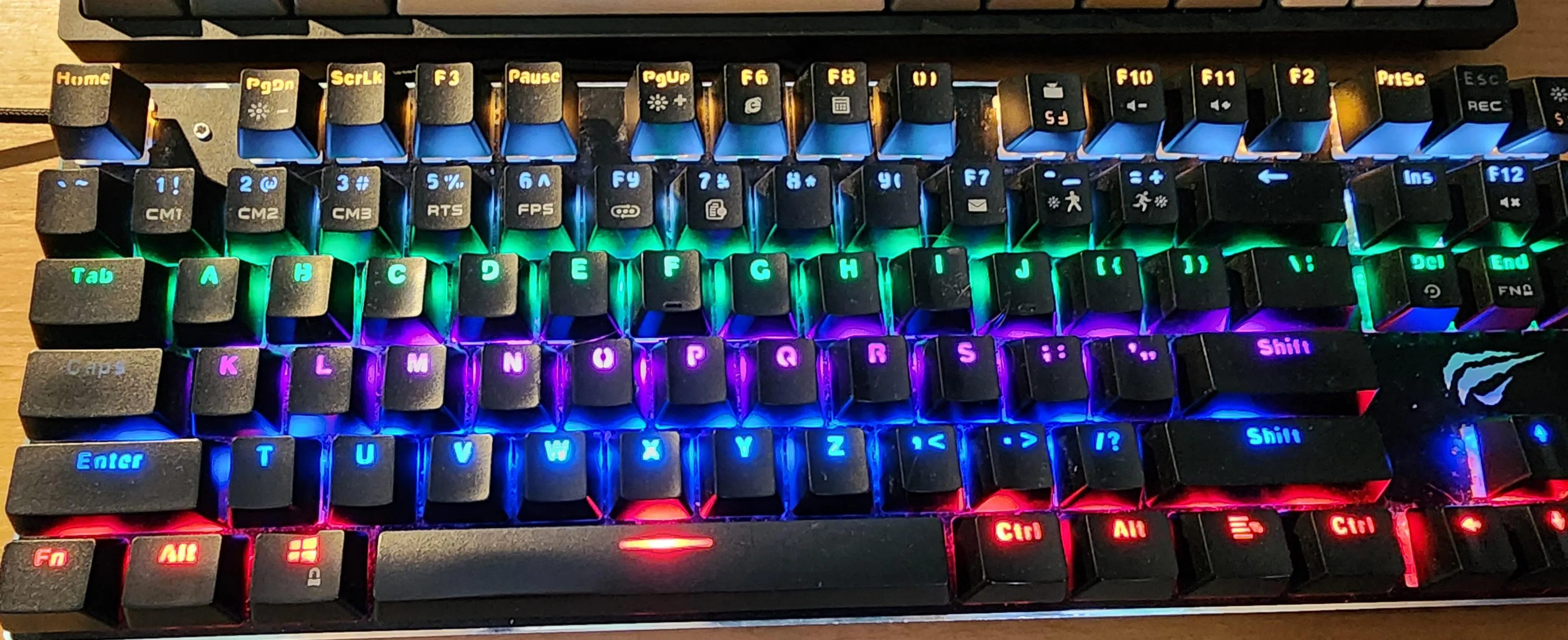 キーキャップが取り外されたキーボードの様子