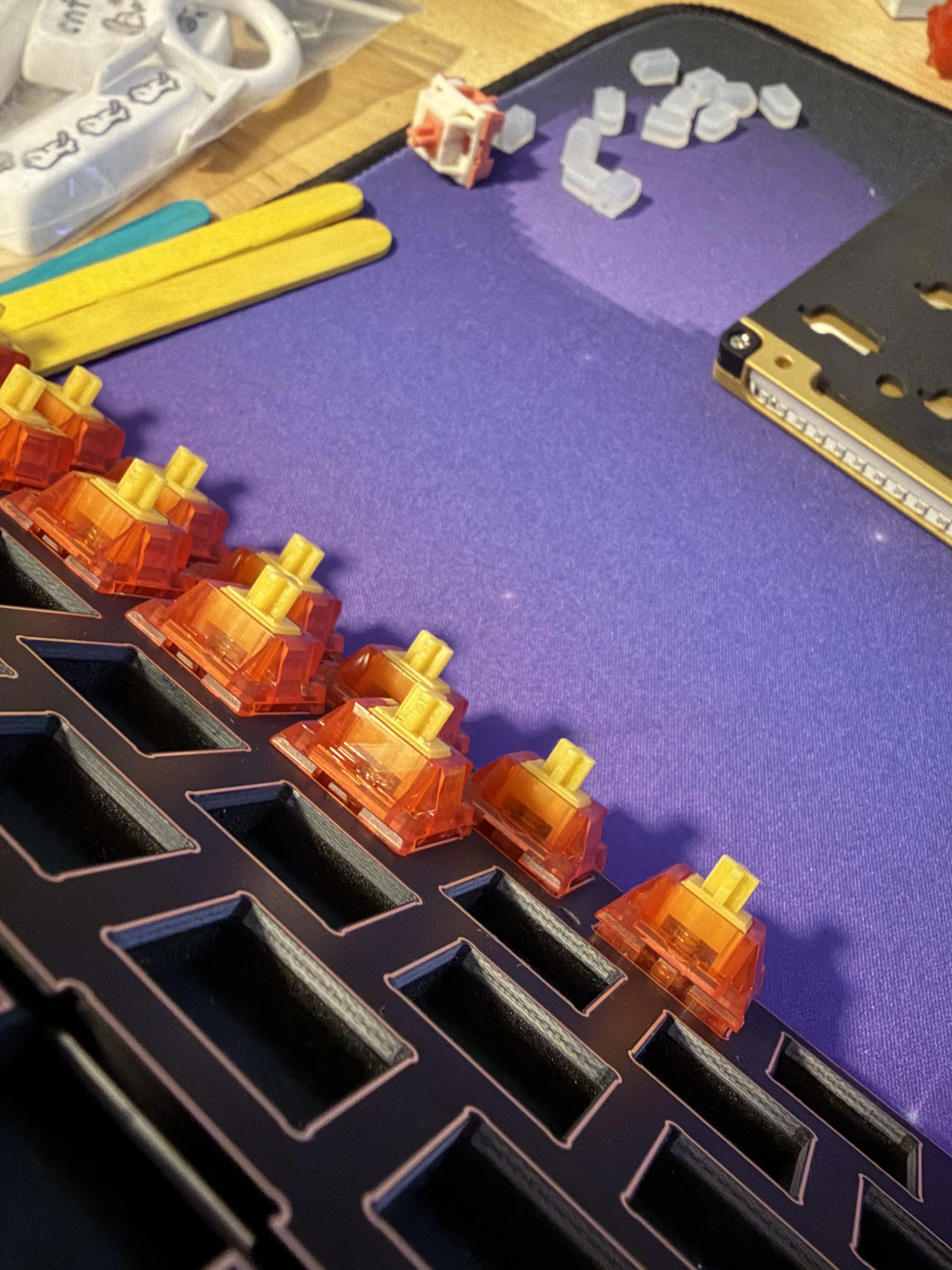 取り付けに苦戦しているスイッチの様子