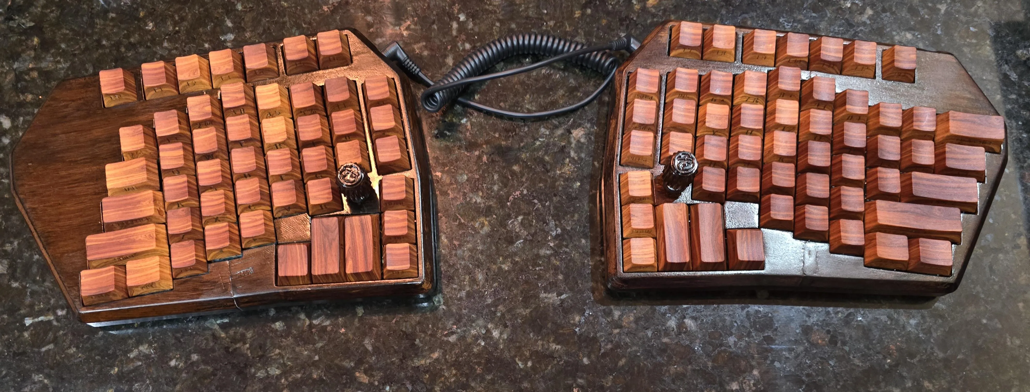 製作された木製カスタムキーボード