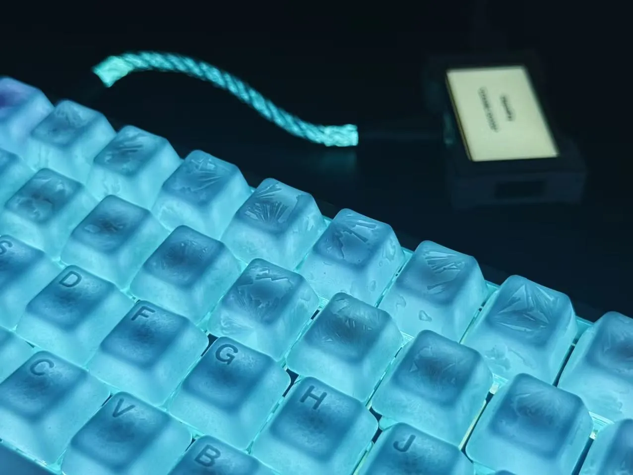 陶磁器ならではの艶と質感