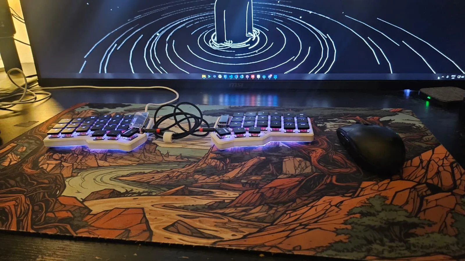 エルゴノミクスキーボードを導入したデスクセットアップ