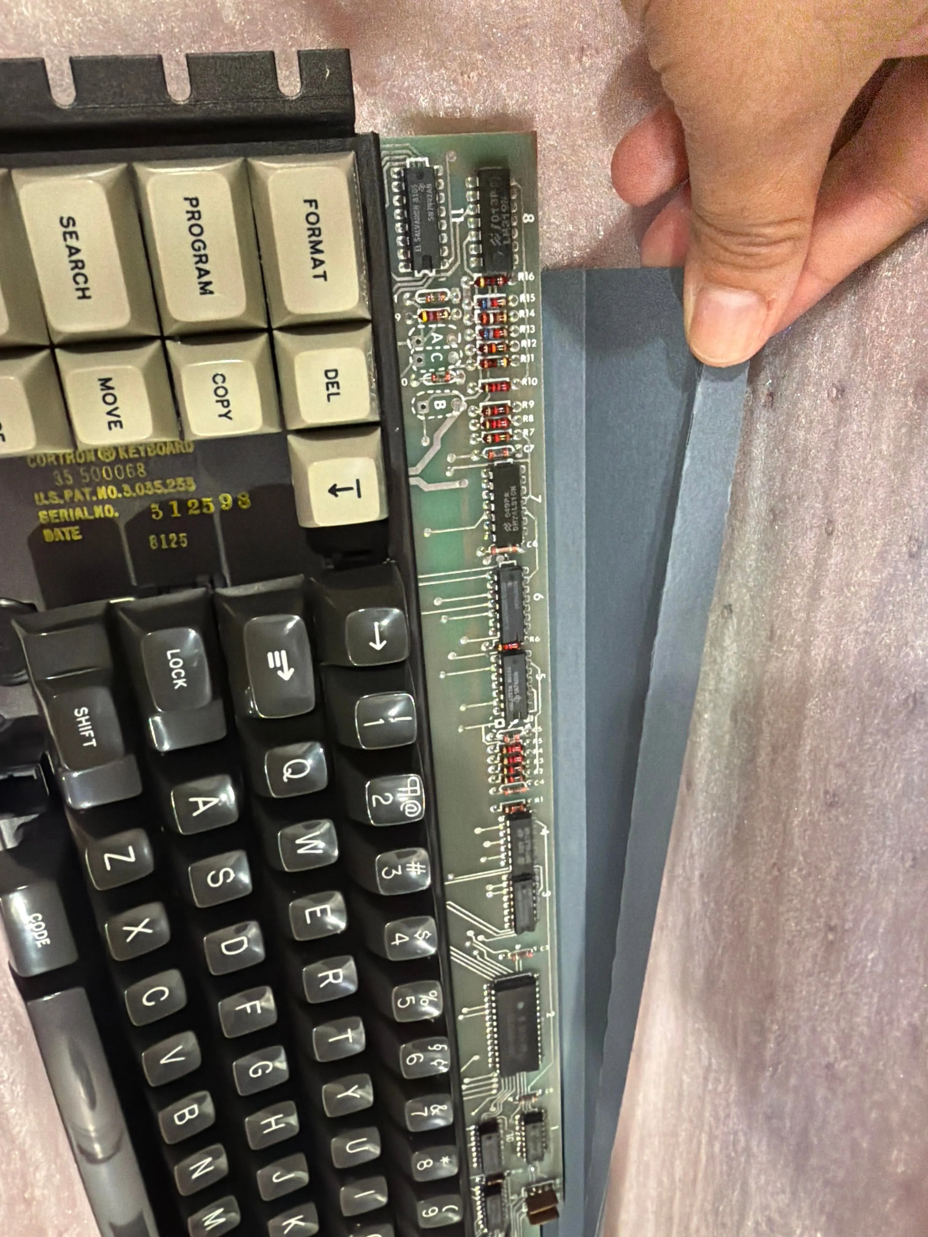 キーボードの背面ラベルと品質管理ステッカー