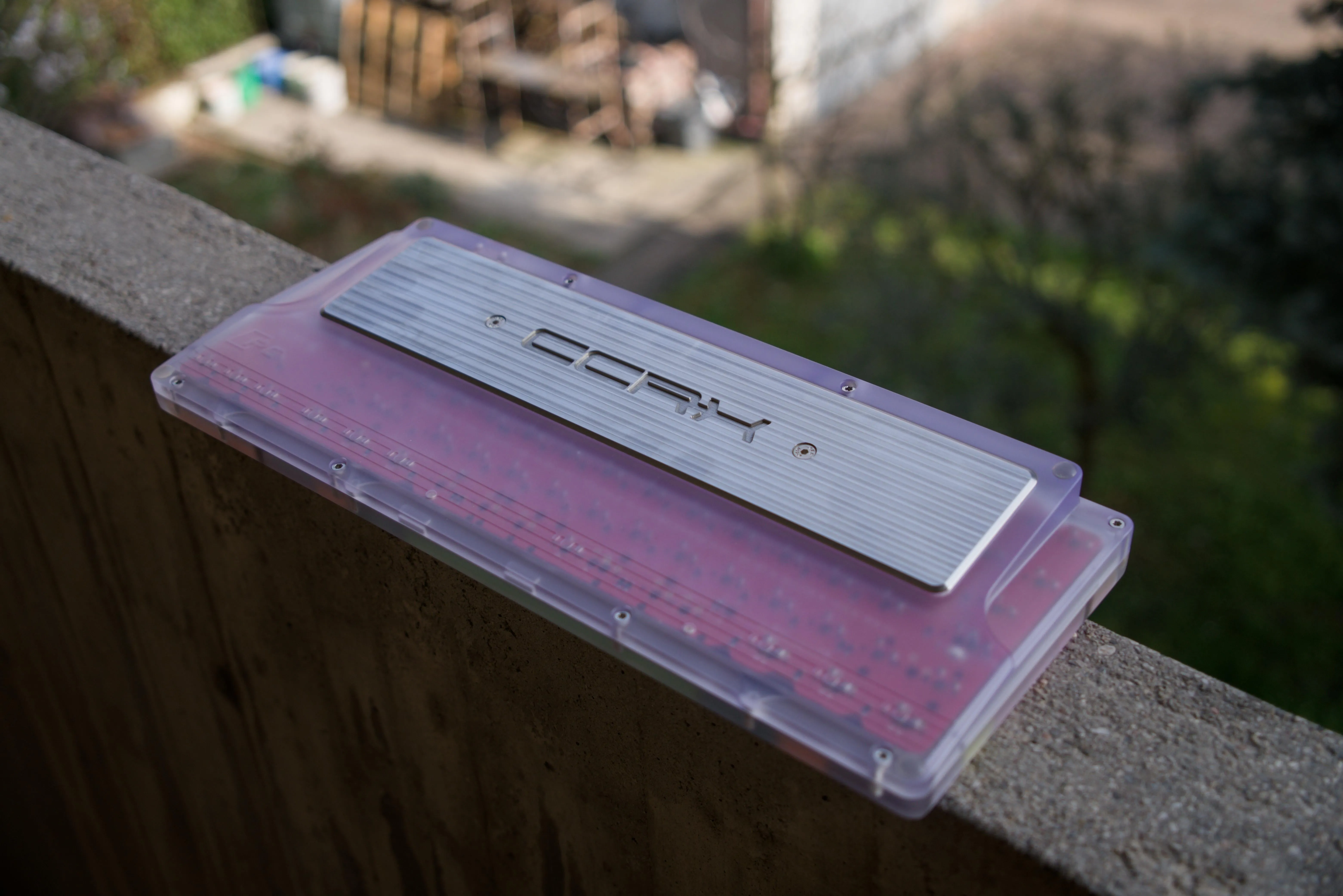 透明なケースが美しいCCRXの全体像