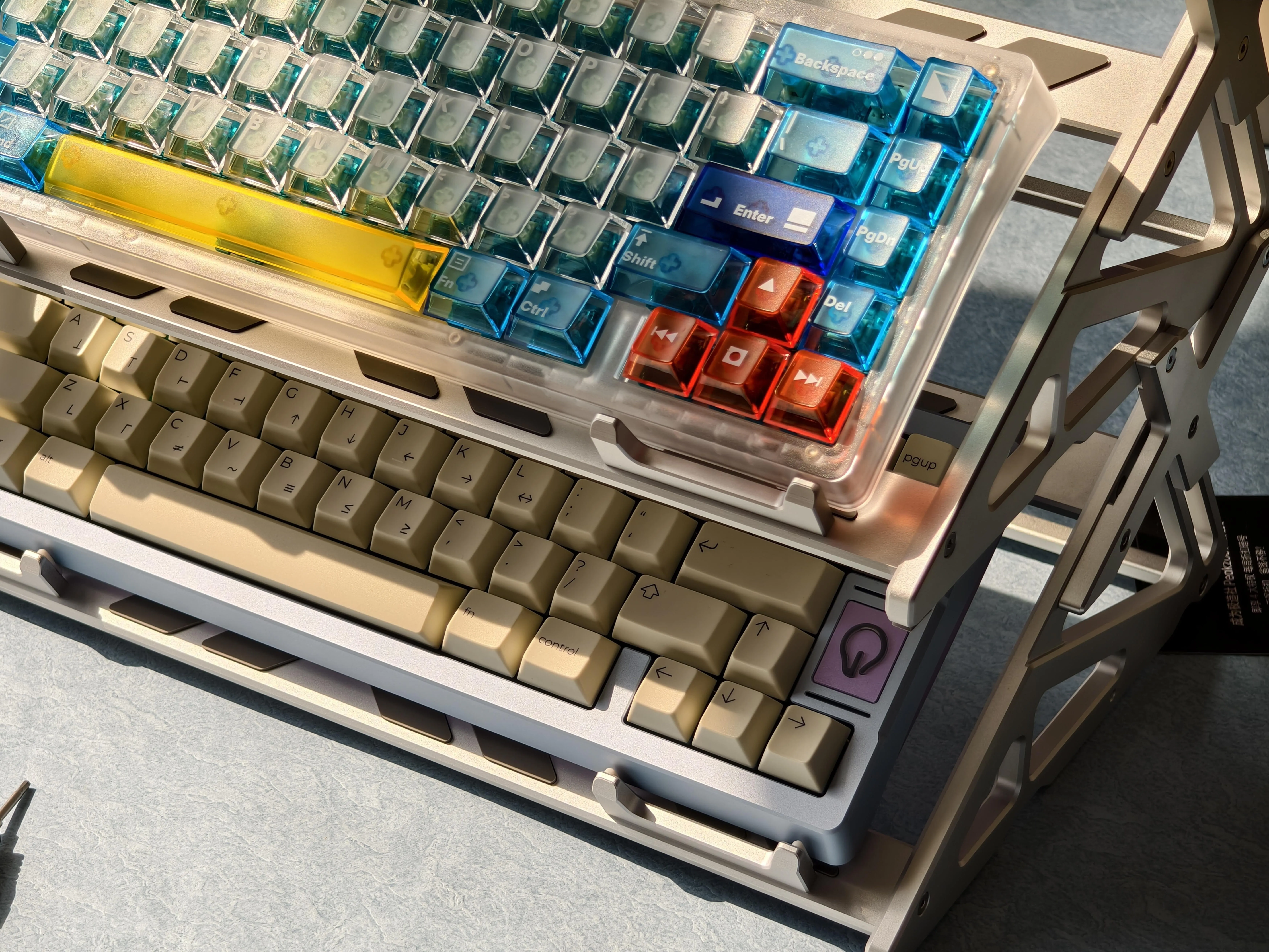 デスクに並ぶ2台のキーボード