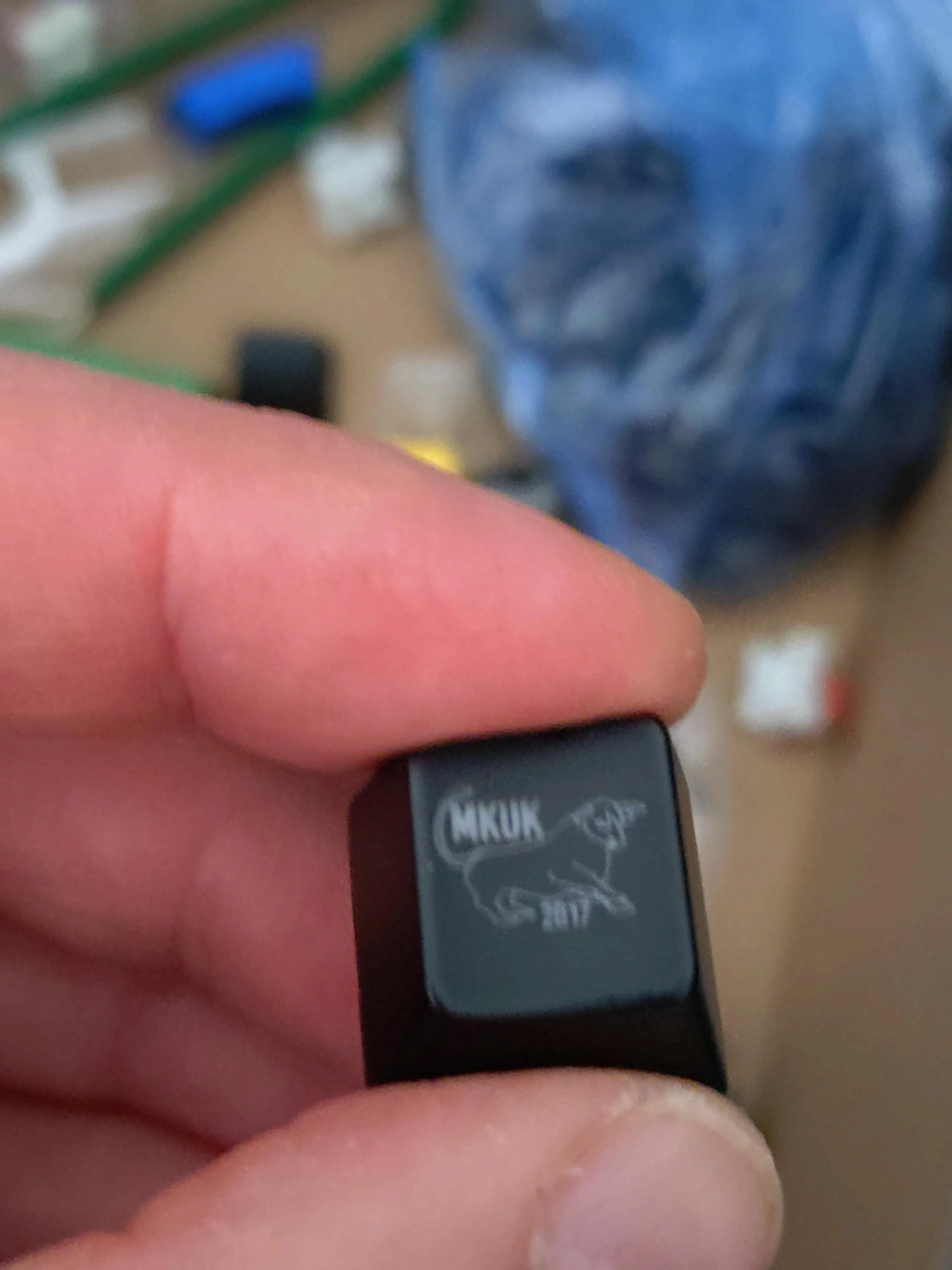 譲渡されるキーボードパーツの様子