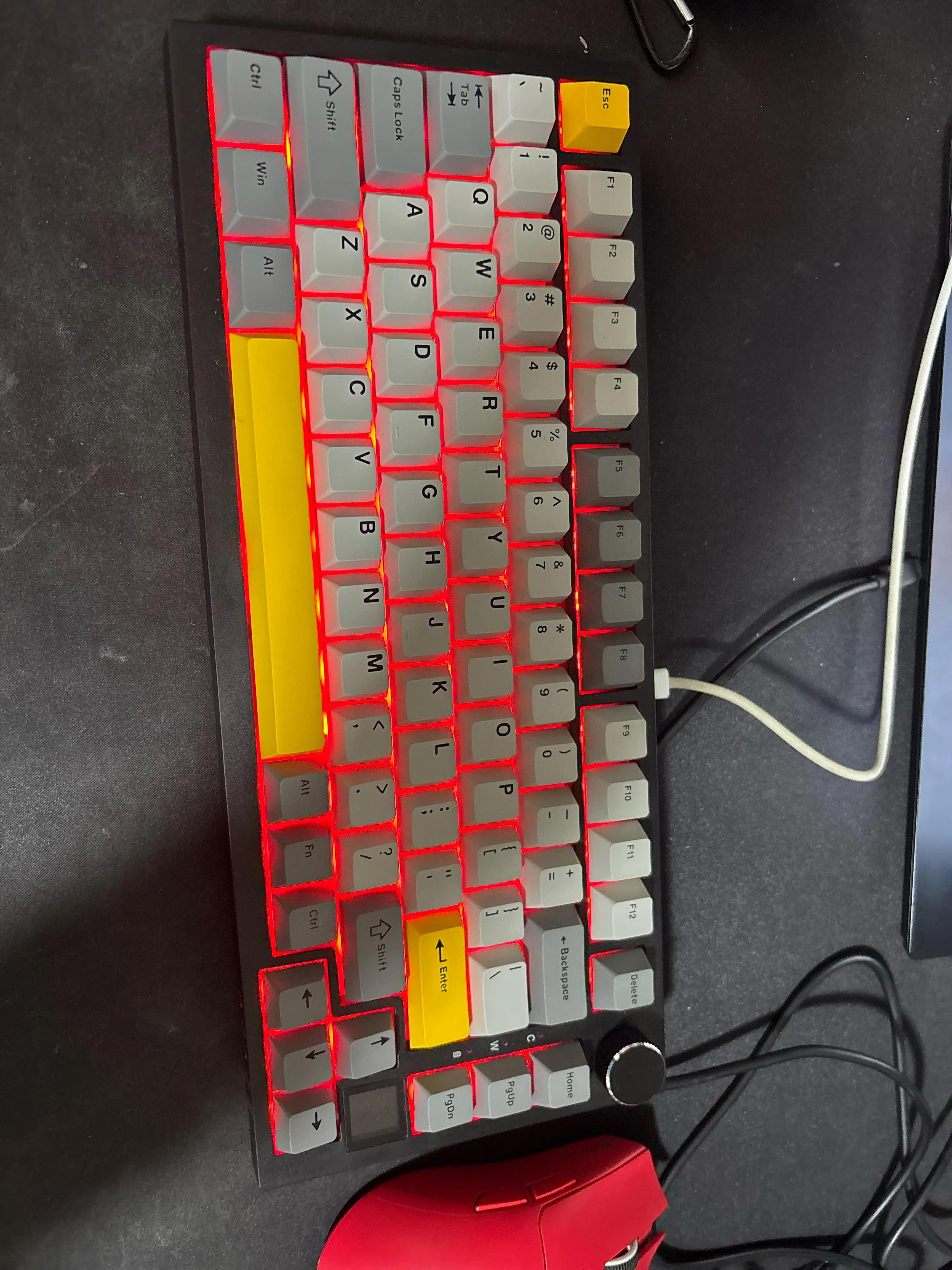 赤く点灯したままフリーズしたAK820 Pro