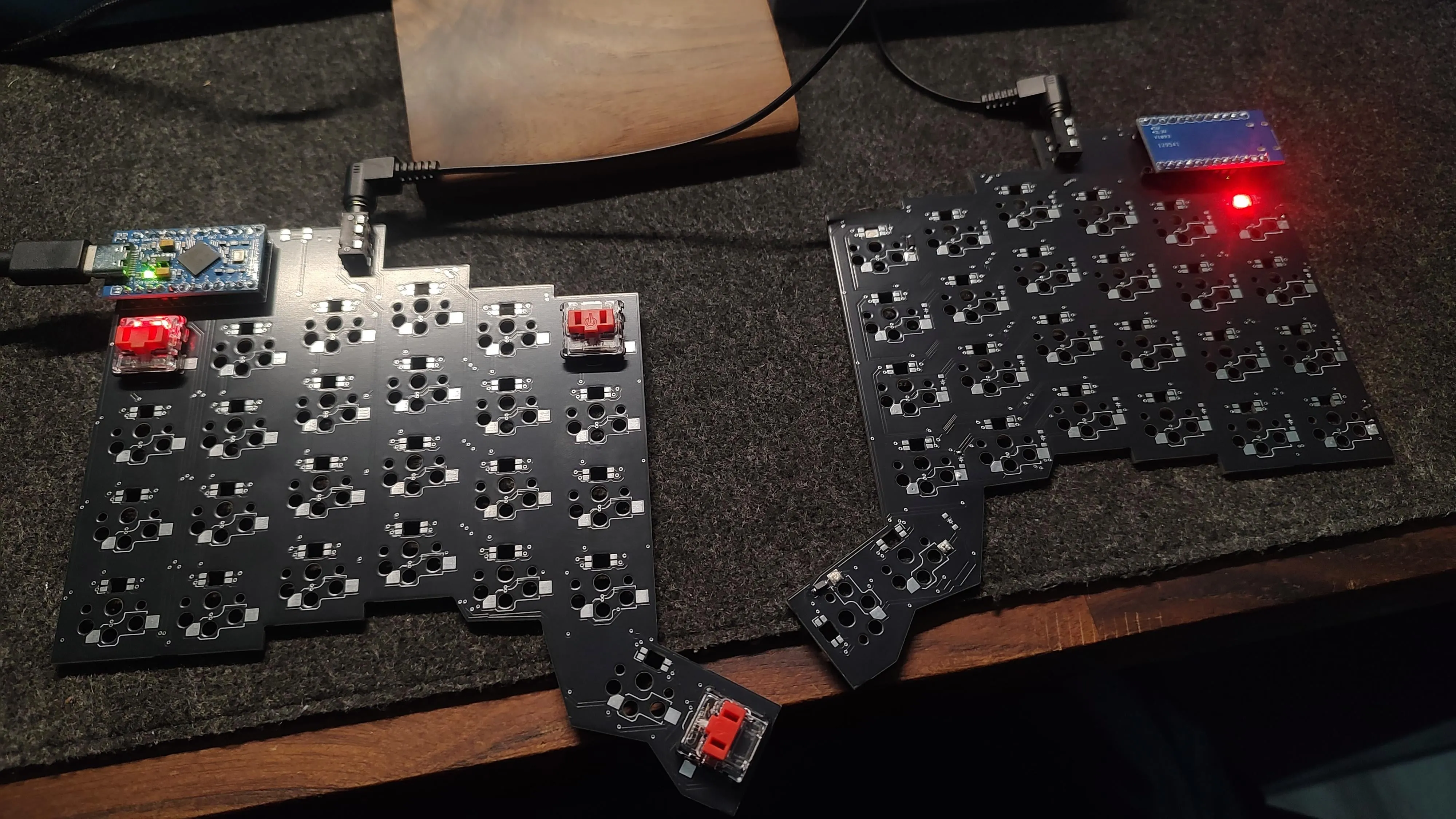 組み立て中の分割キーボード