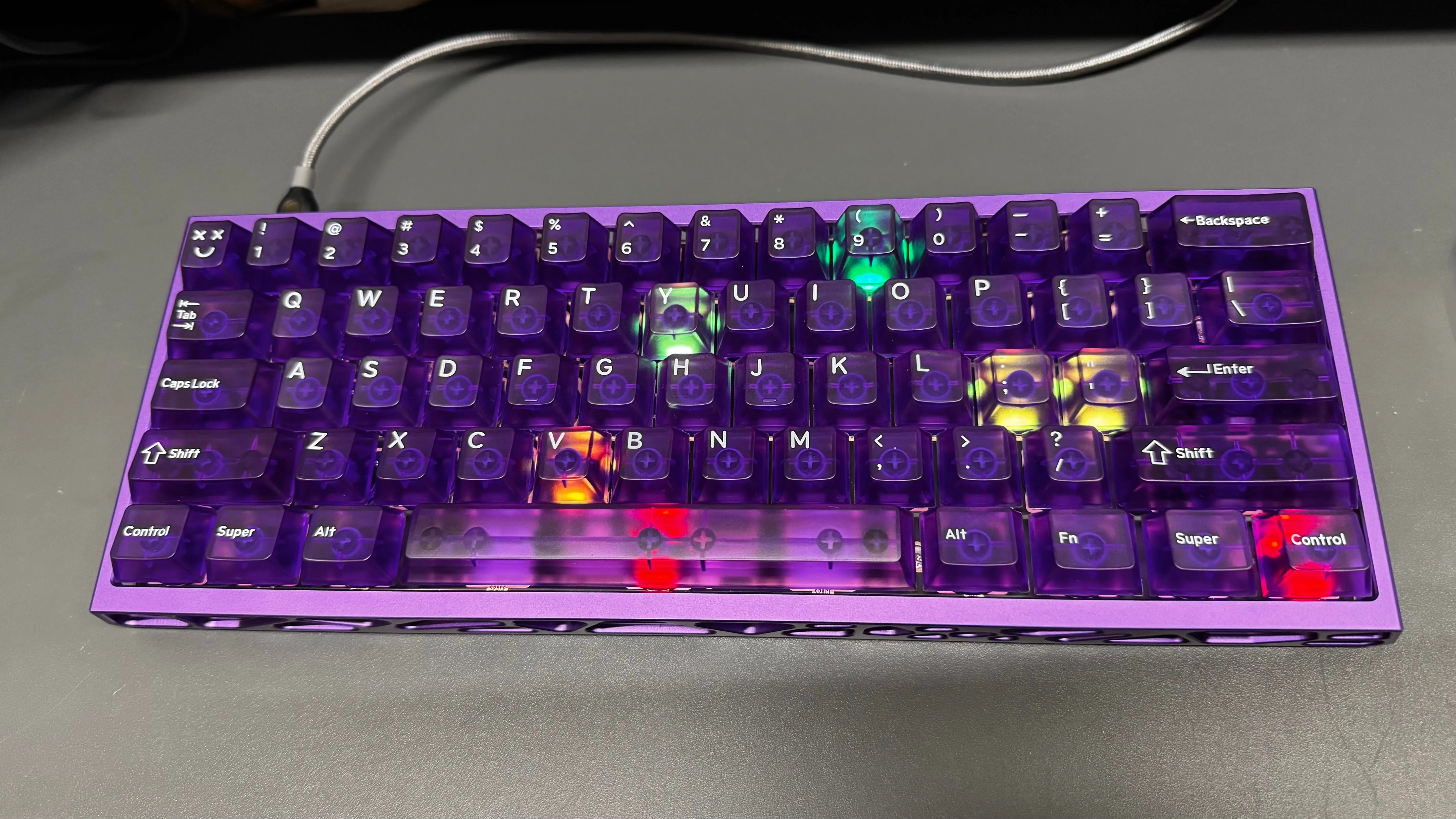 パープルに輝くキーボード全体像