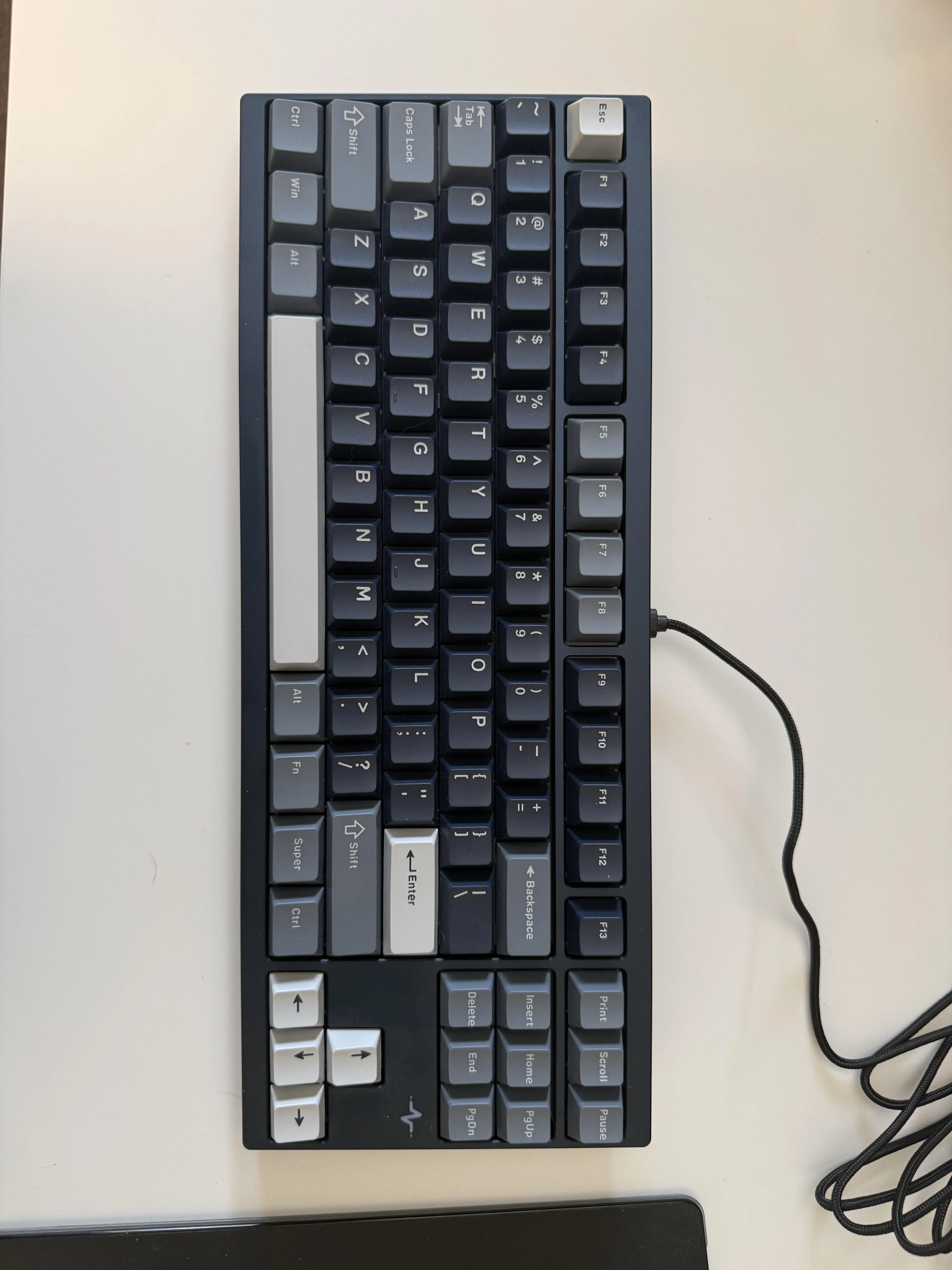 ネイビーカラーのCrush80とデスク環境のイメージ