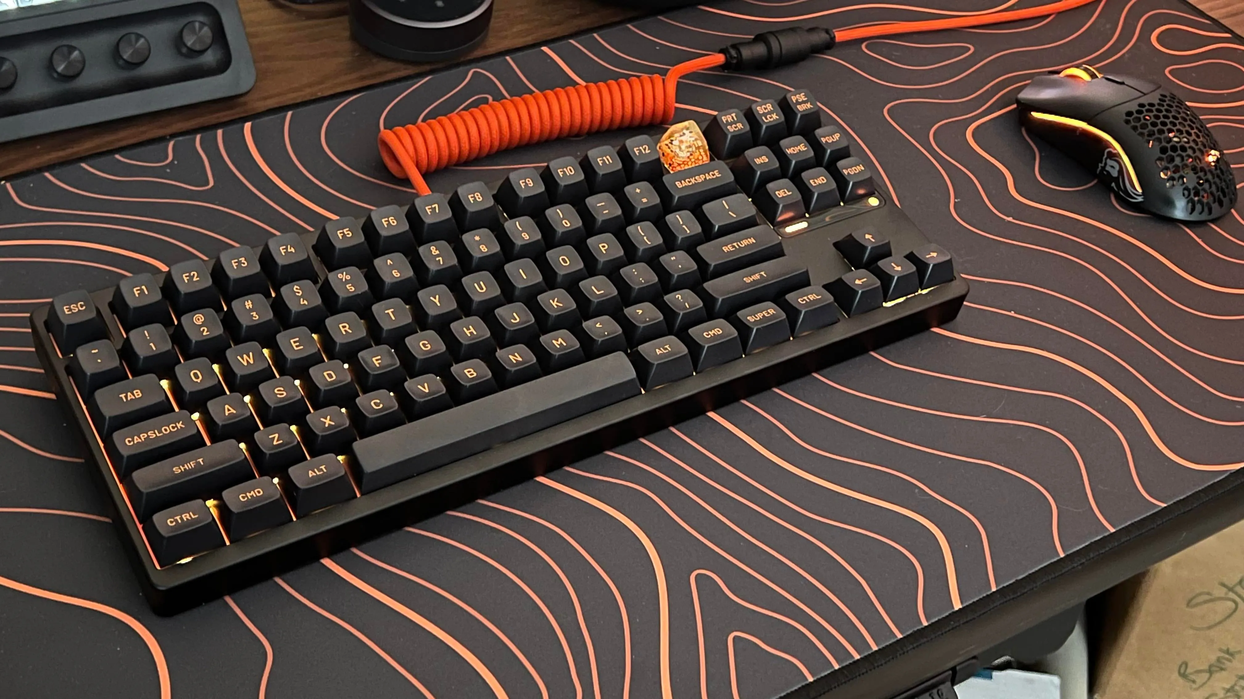 仕事用と遊び用の2台のキーボード