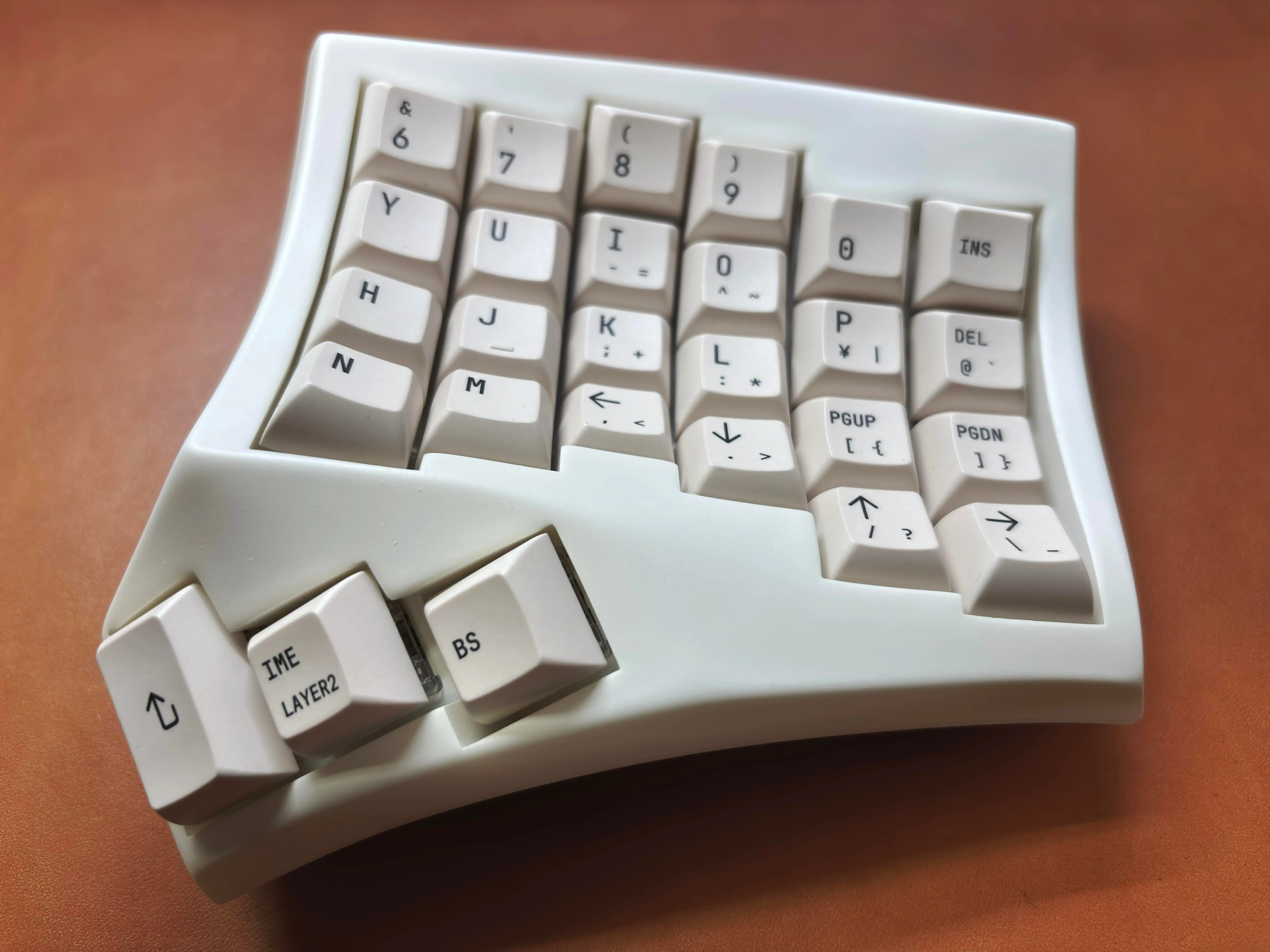 美しいカーブを描く筐体