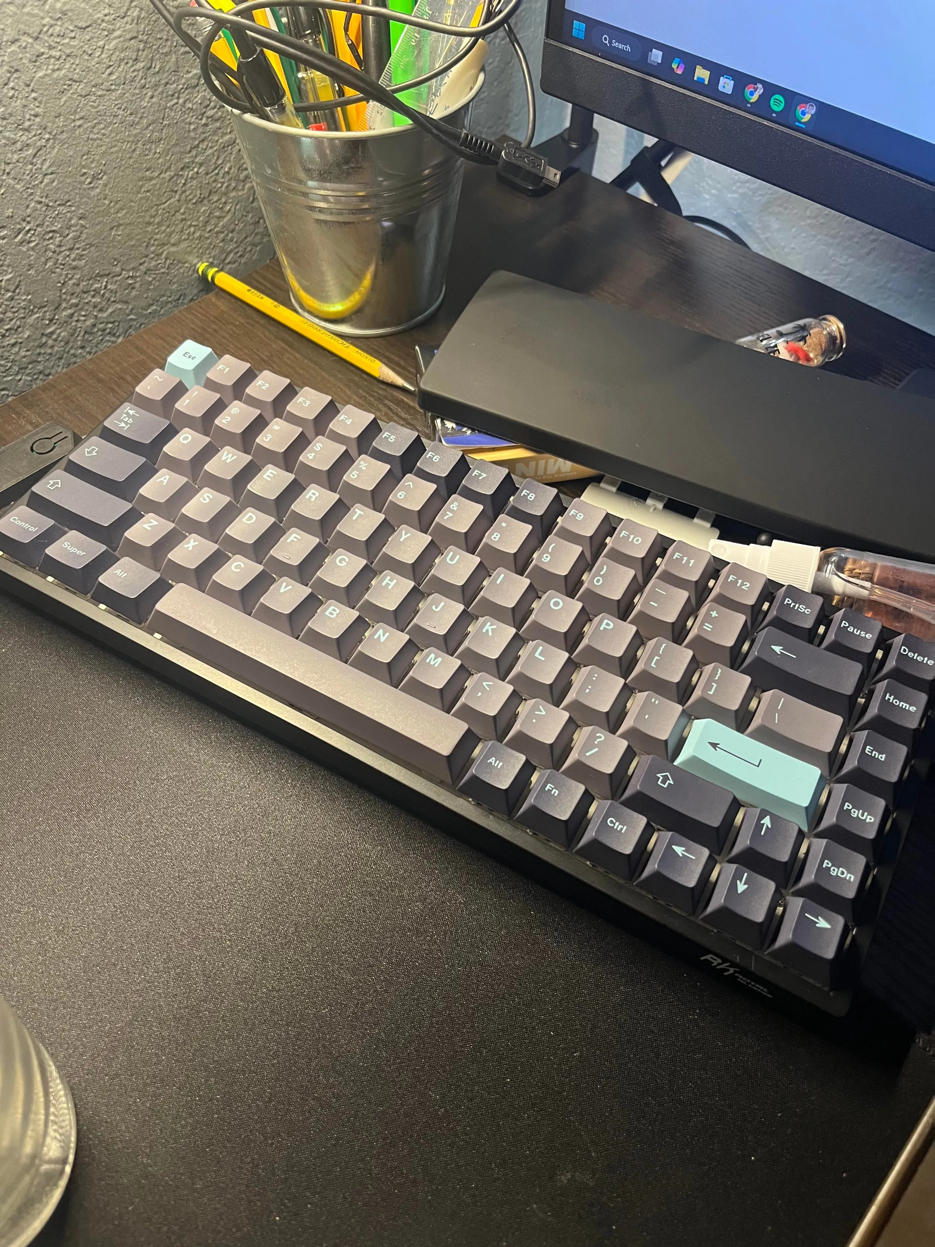 新しく導入された側面印字キーキャップとリストレスト