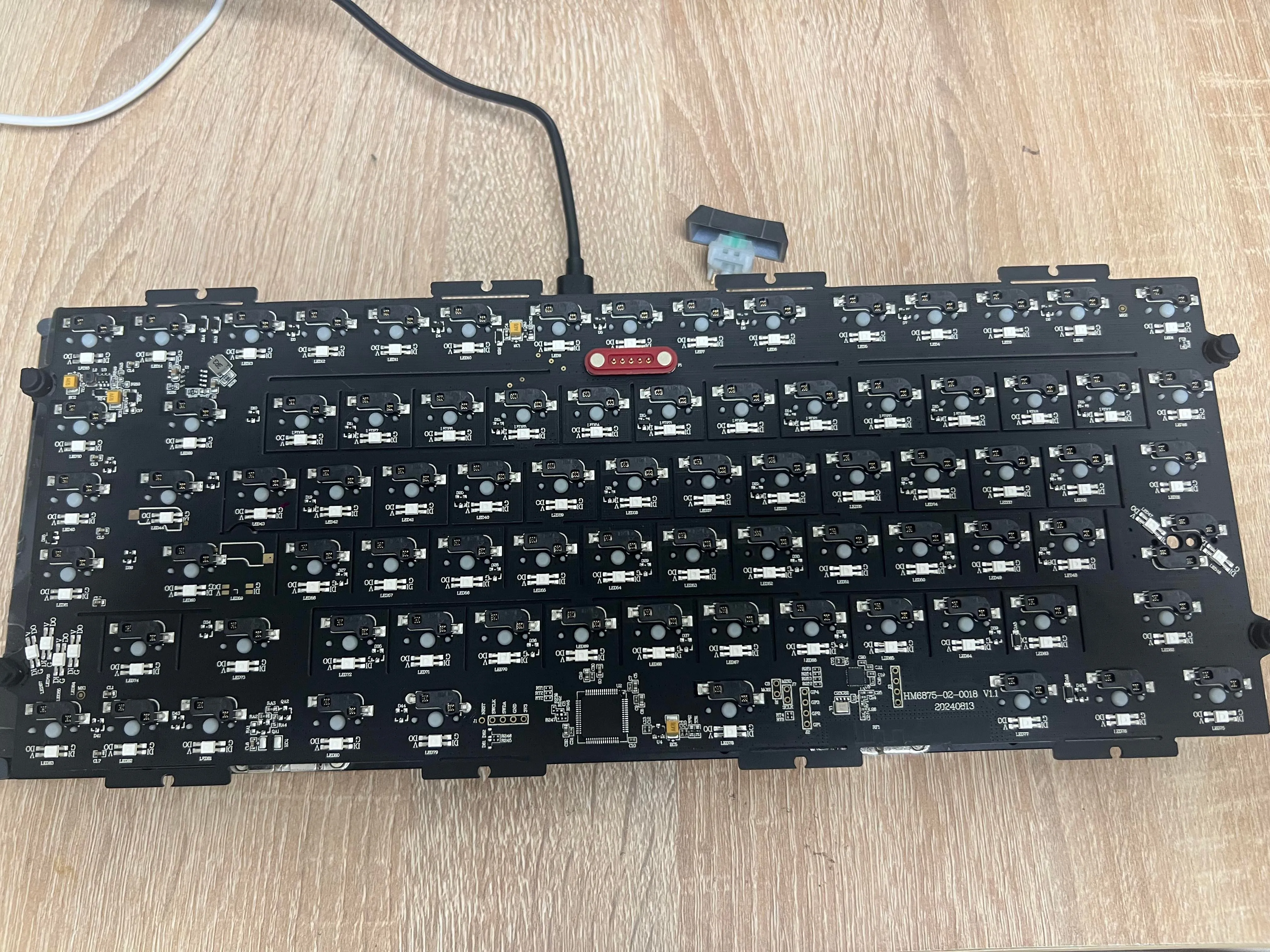 PCBの確認を行う様子