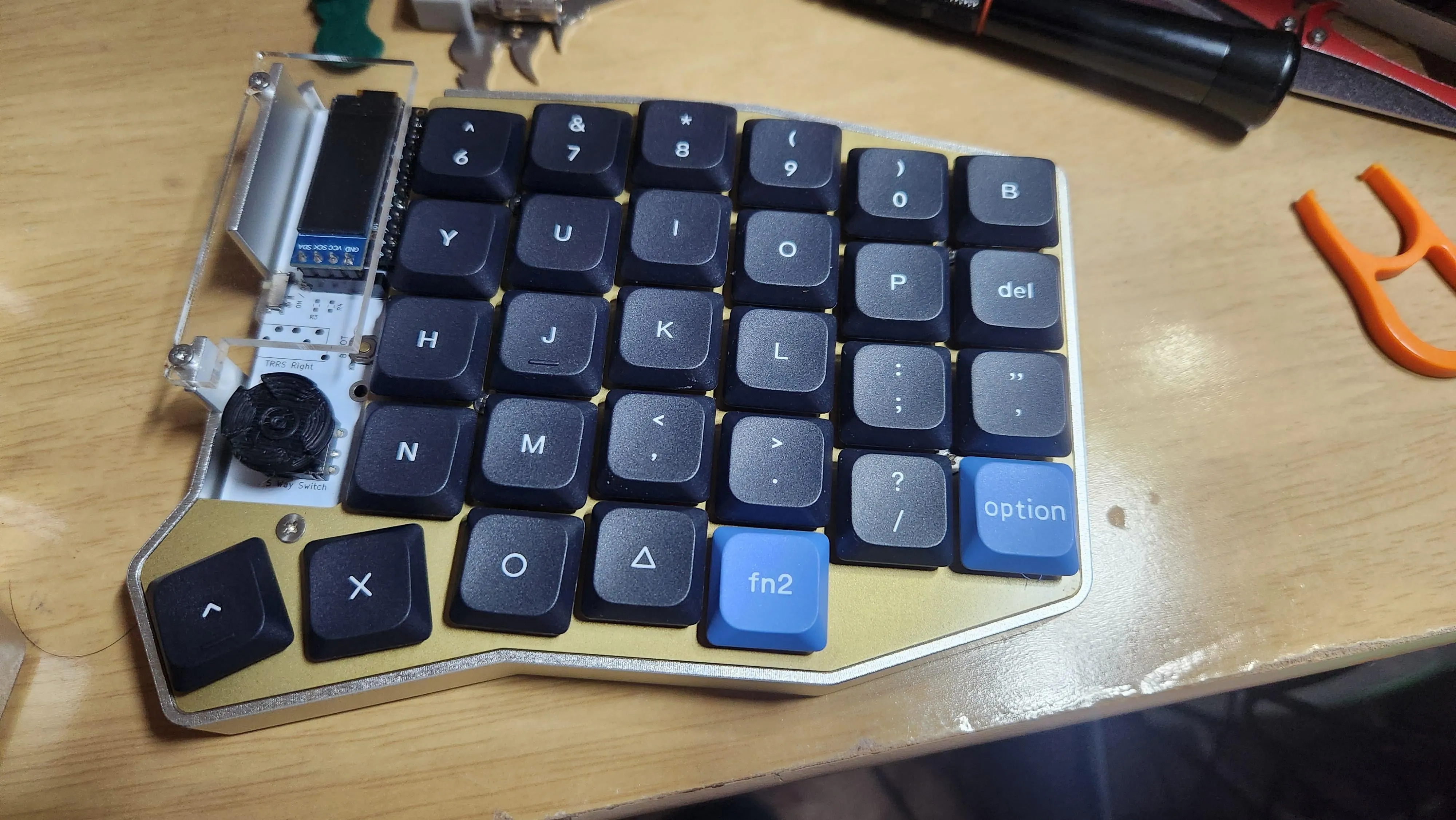 デスクに鎮座するカスタムキーボード