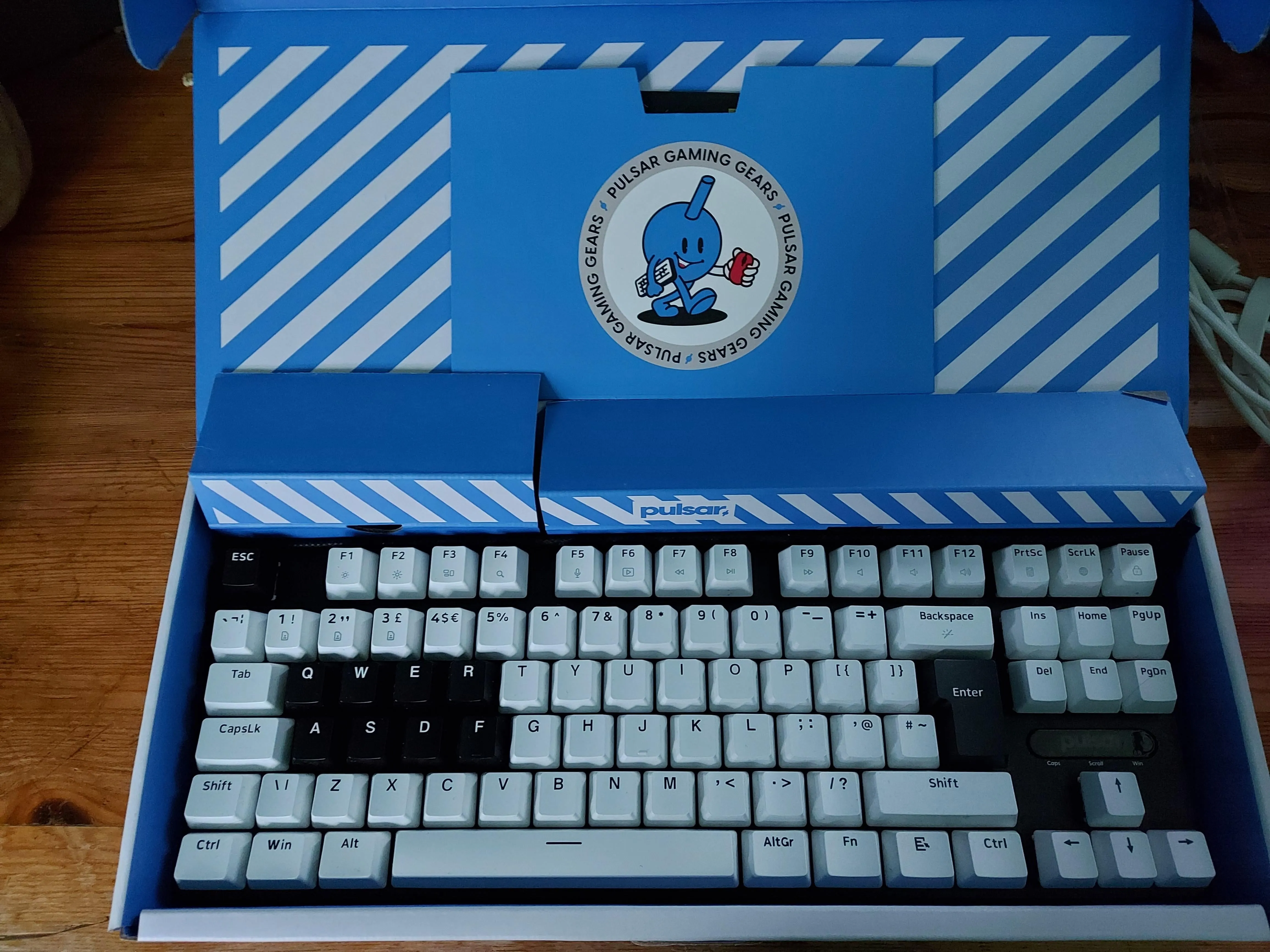 デスクに設置されたキーボード