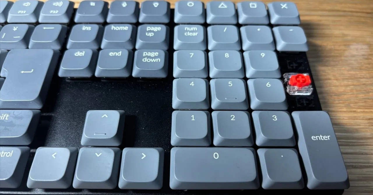 紛失したキーキャップの代わりにスペアを付けた様子