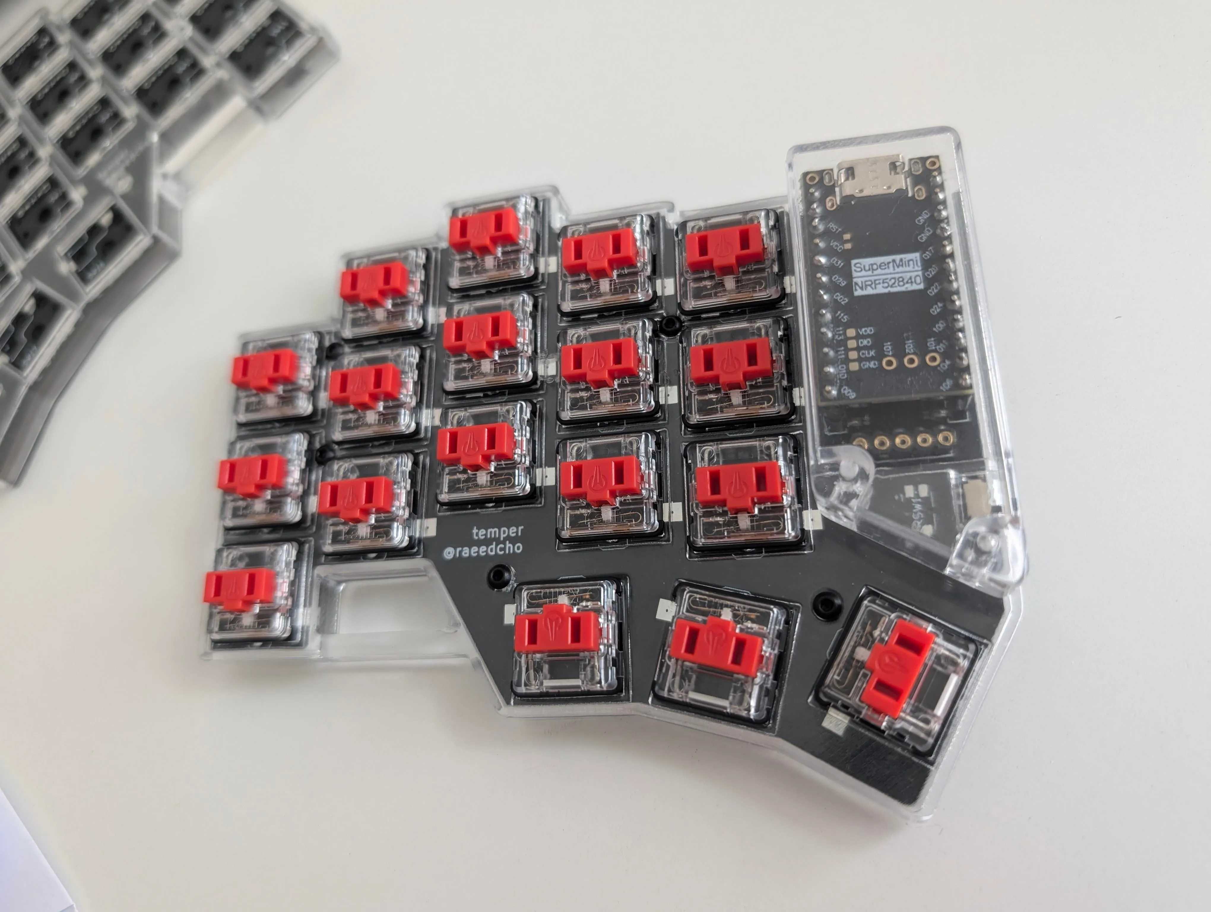 透明ケースを採用したキーボードの試作機