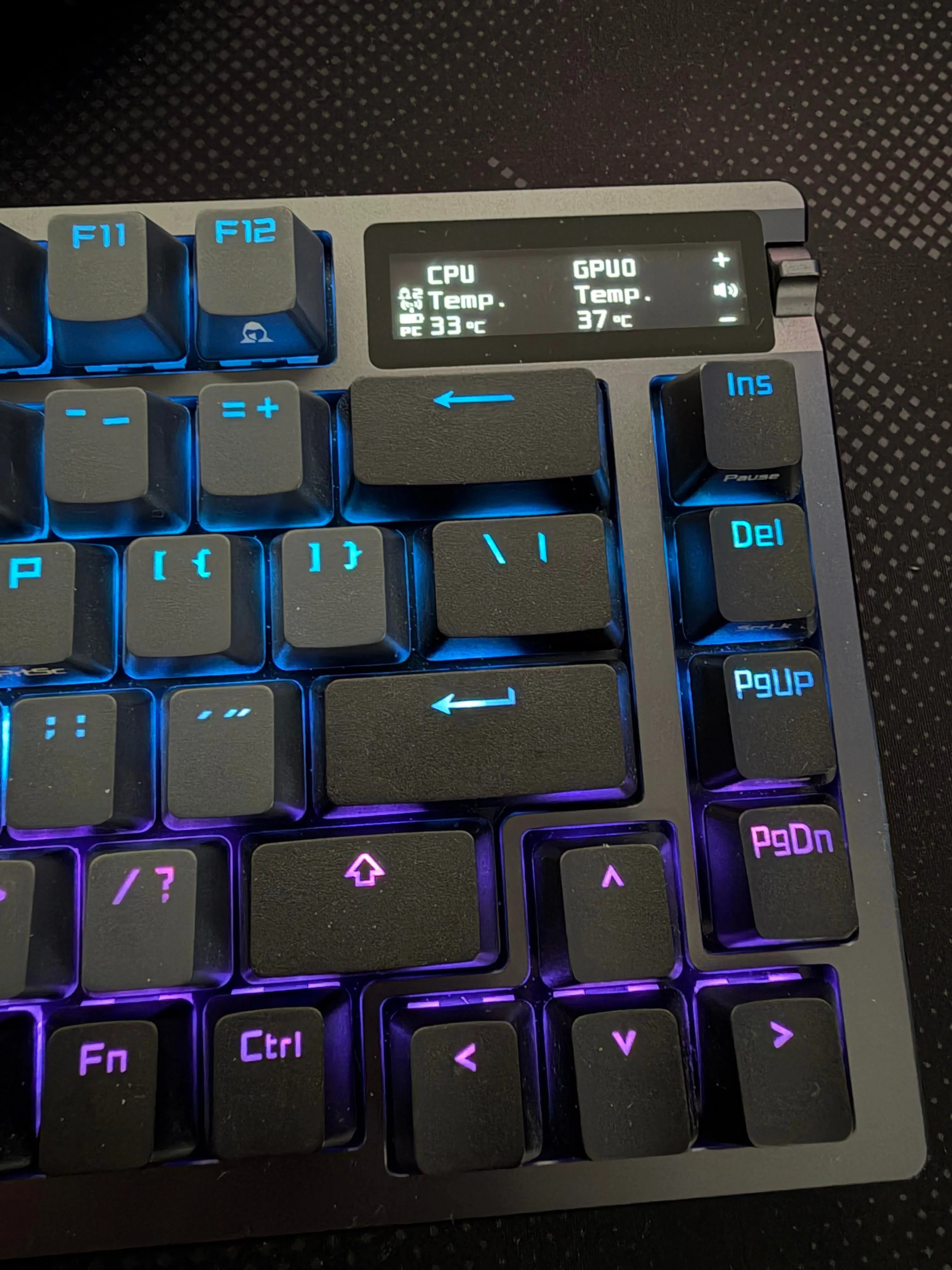 付属のOLEDスクリーンとキーキャップ