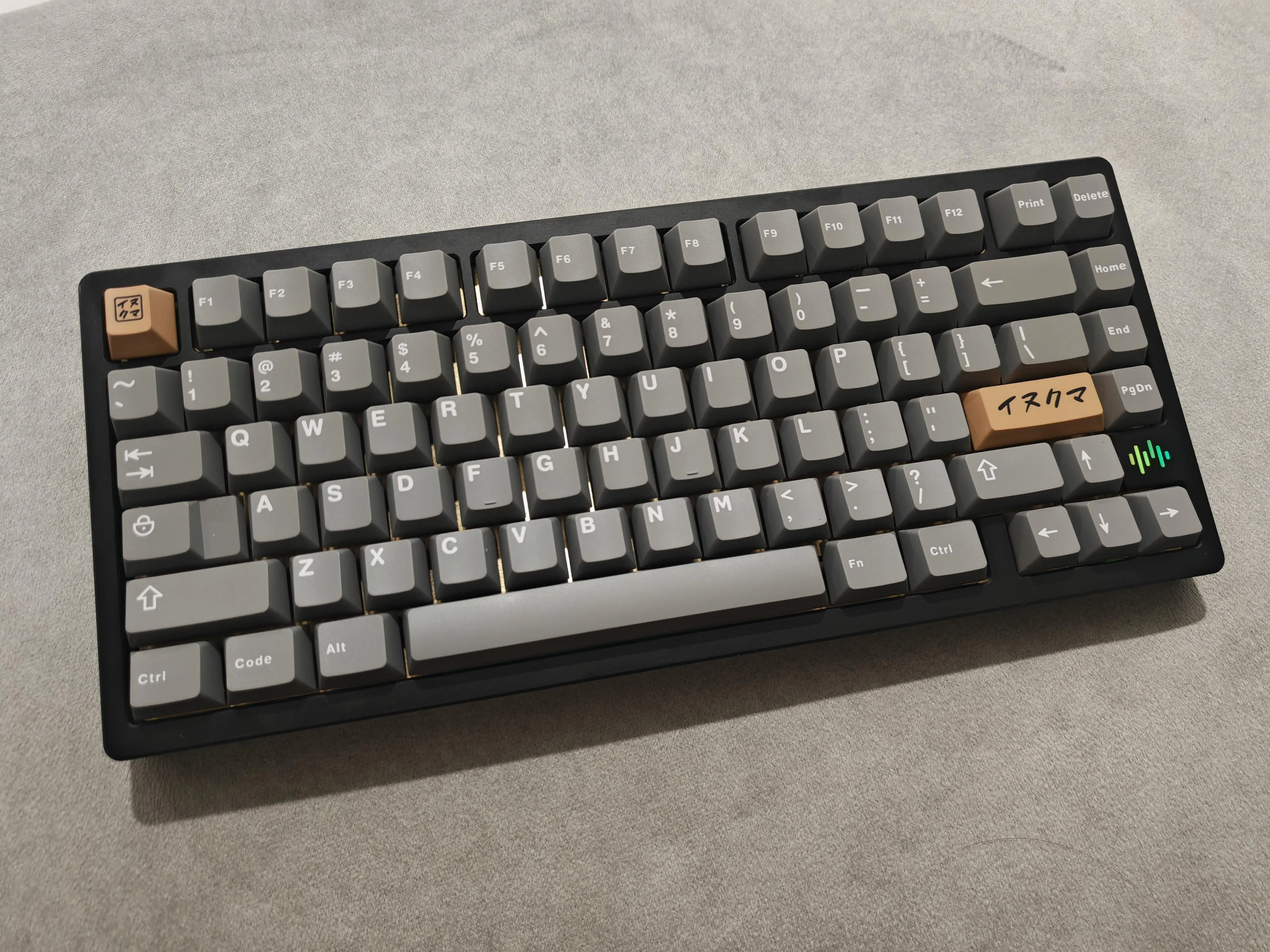 ブラス素材の重厚感と細部のディテール