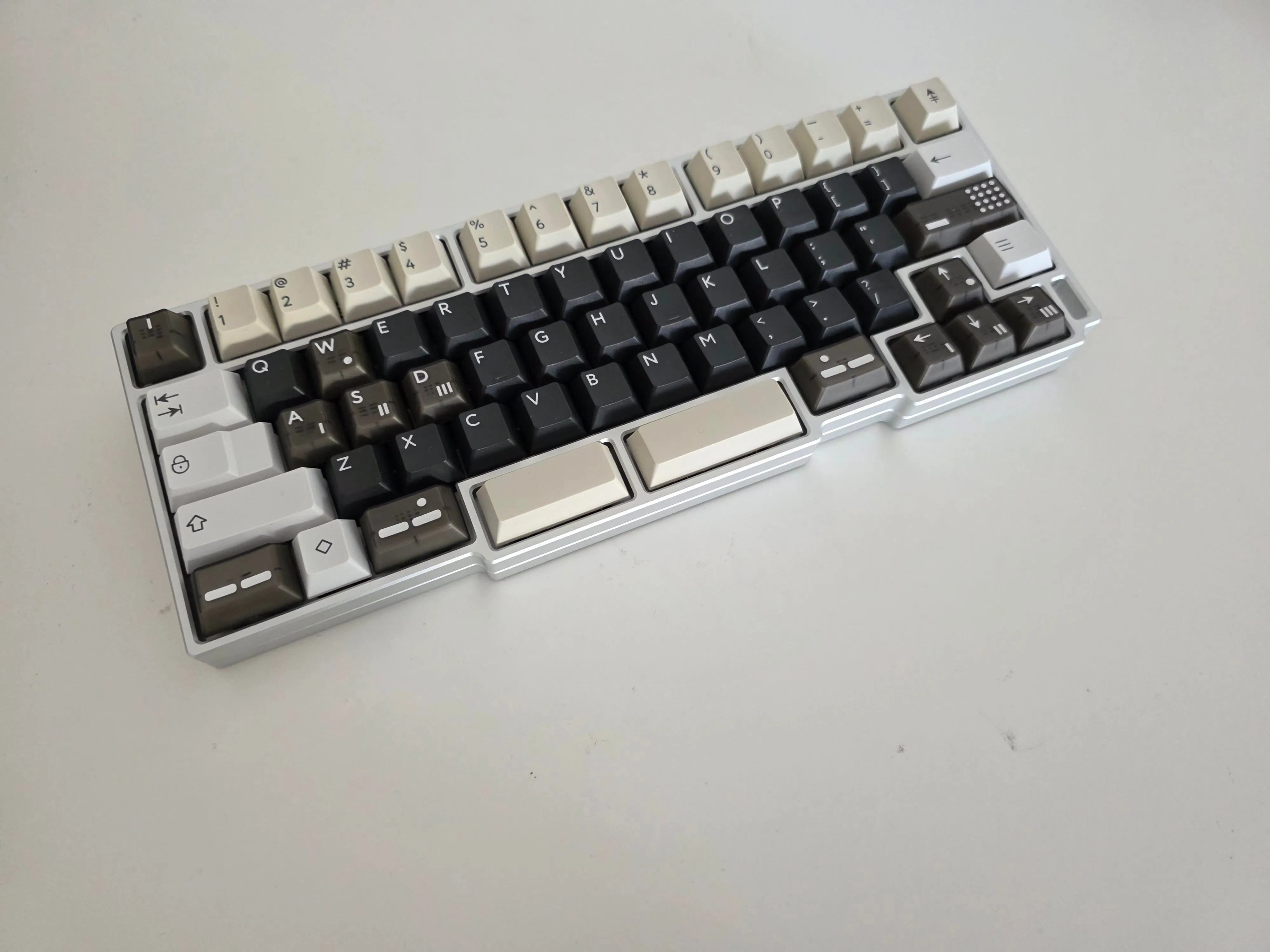 ブラックのタクタイル・重厚ビルド