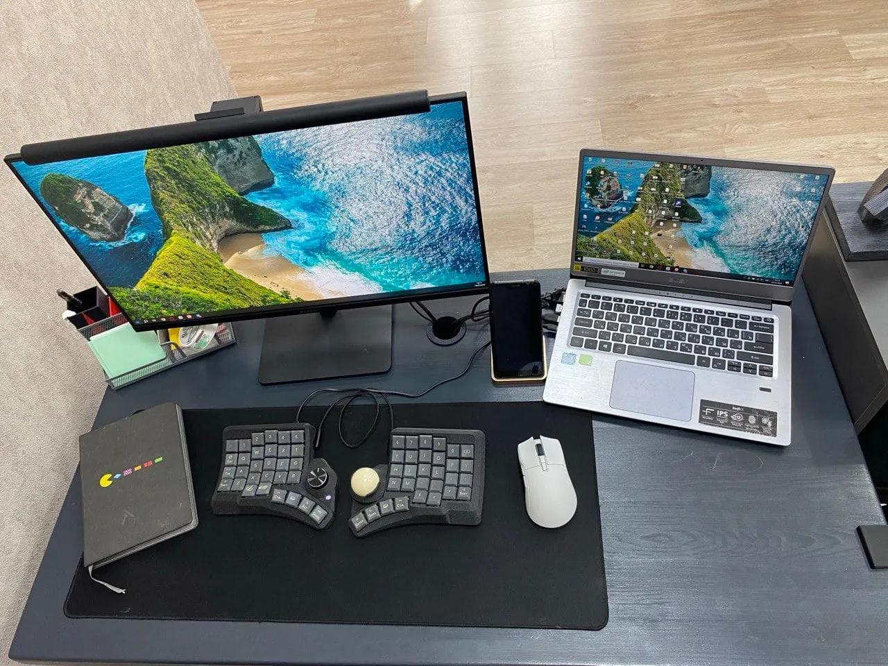 デスクセットアップの様子