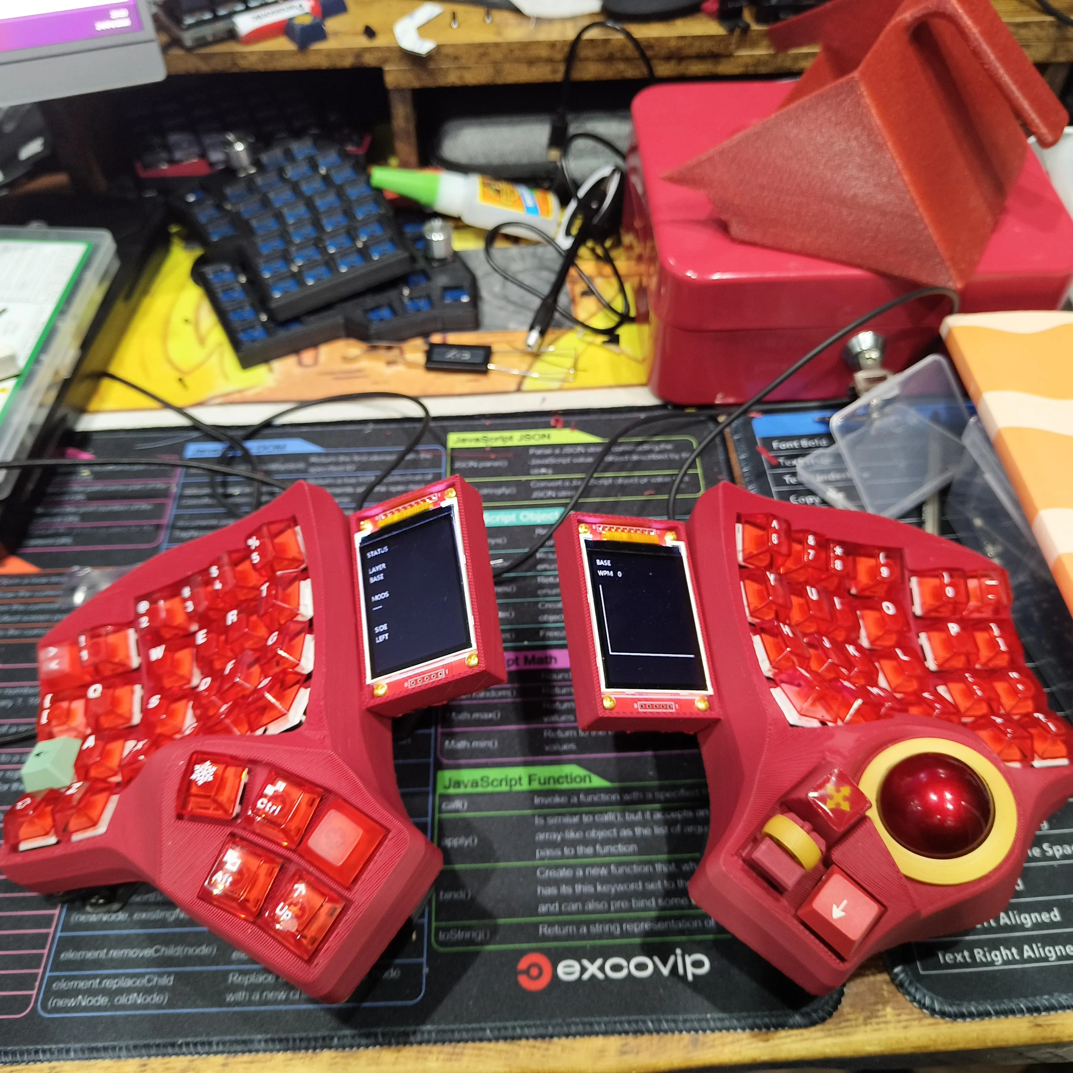 2.2インチ液晶とトラックボールを搭載したCharybdis