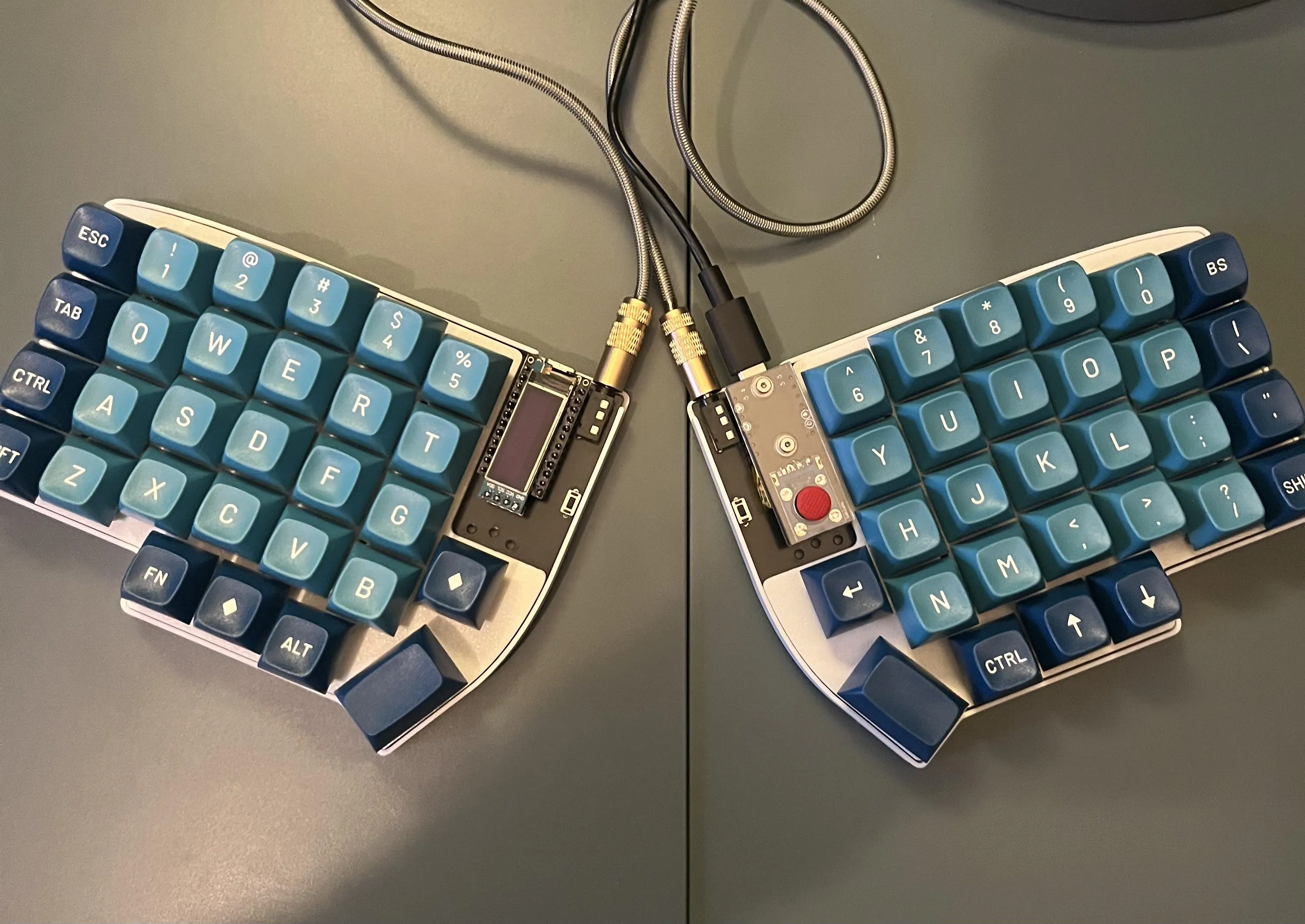 導入されたエルゴノミクスキーボードの外観