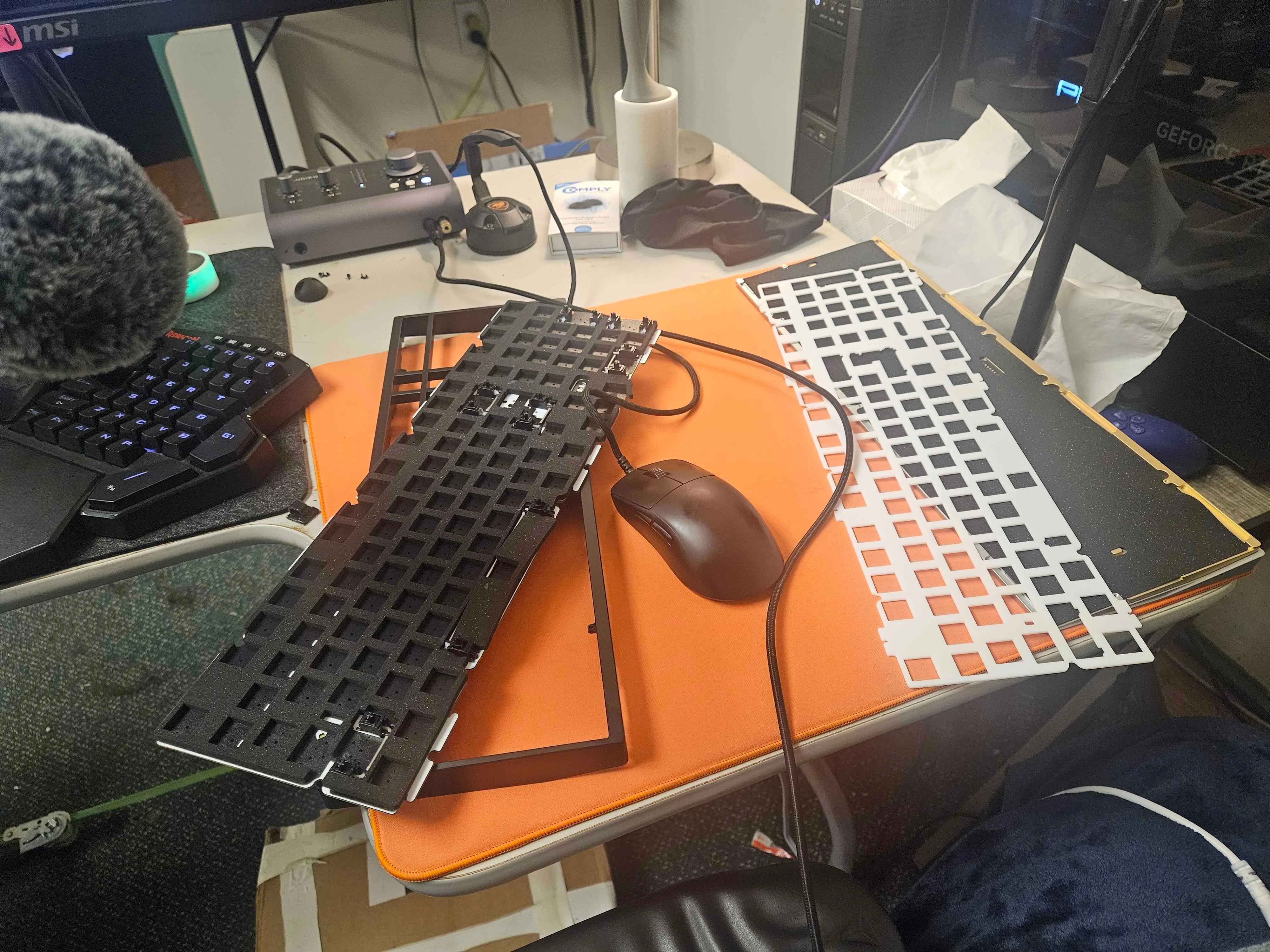 キーボードの背面と内部構造