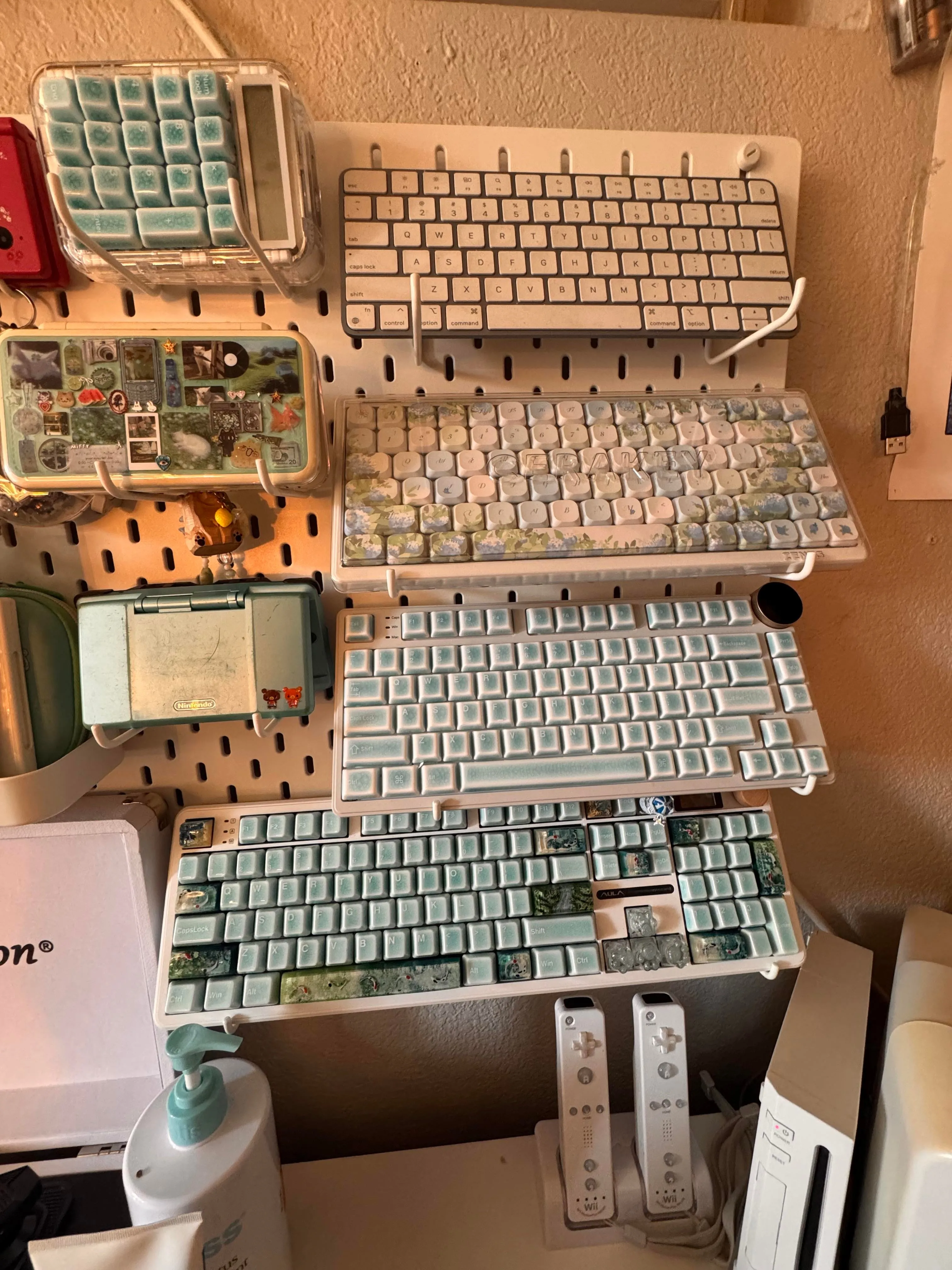 デスクに並ぶキーボードたち