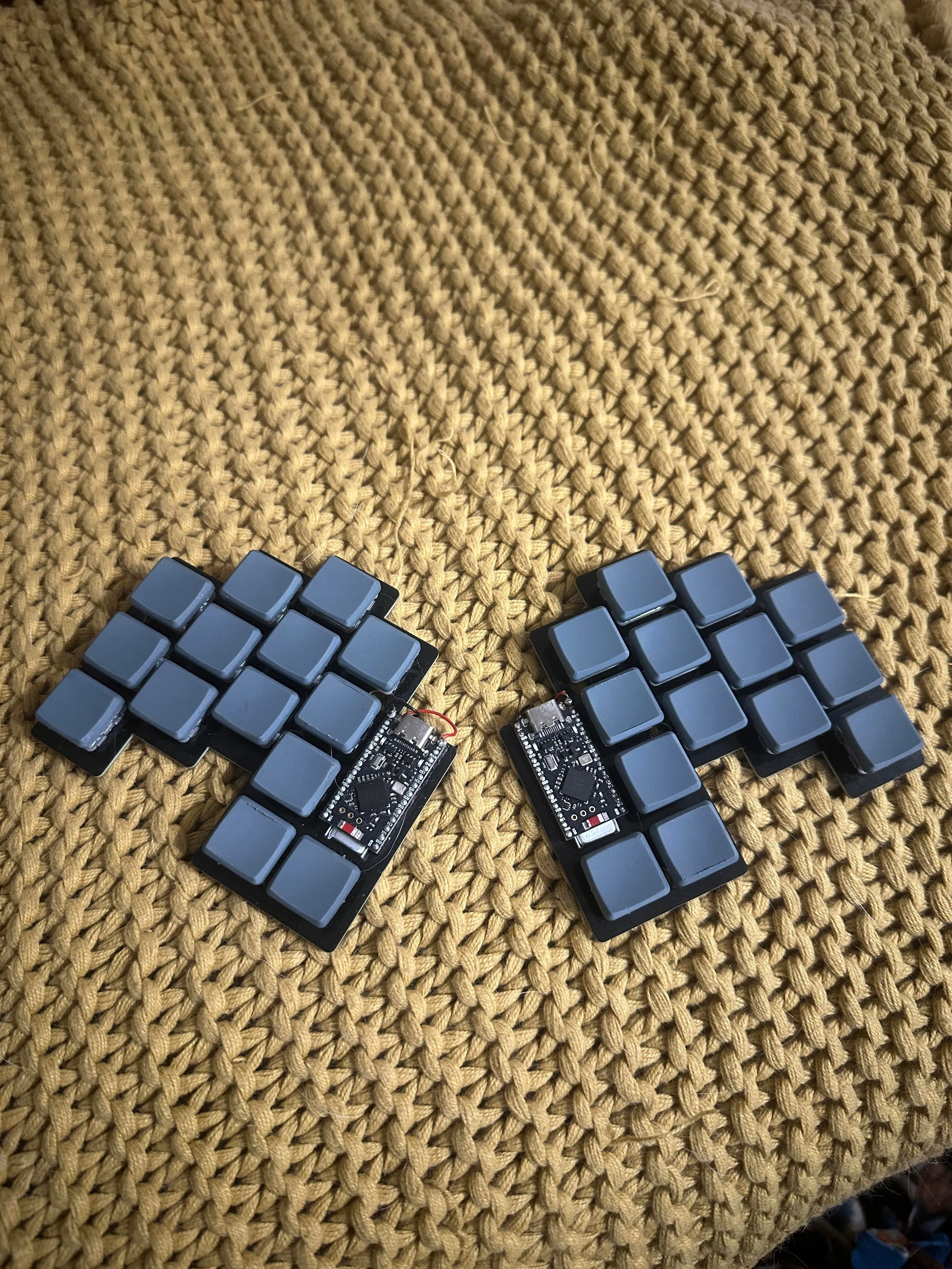 細部まで作り込まれたPCBとキーキャップ